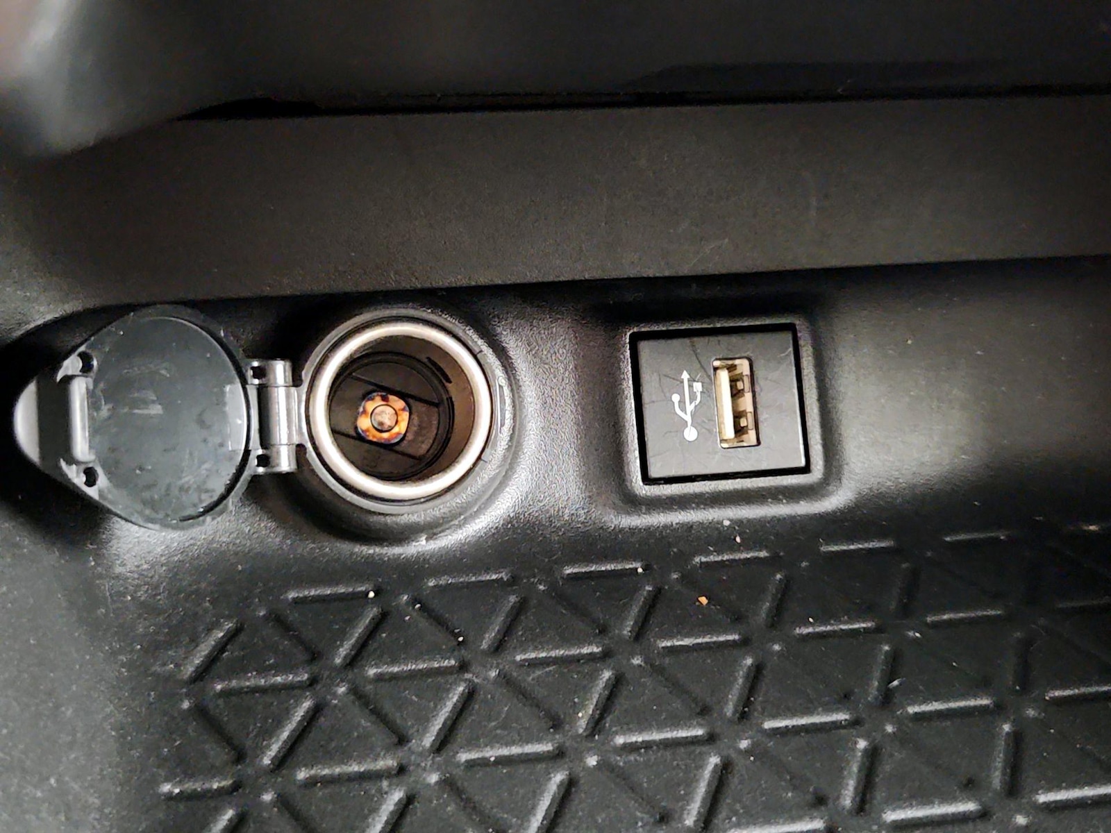2024 Toyota RAV4 XLE - Photo 19