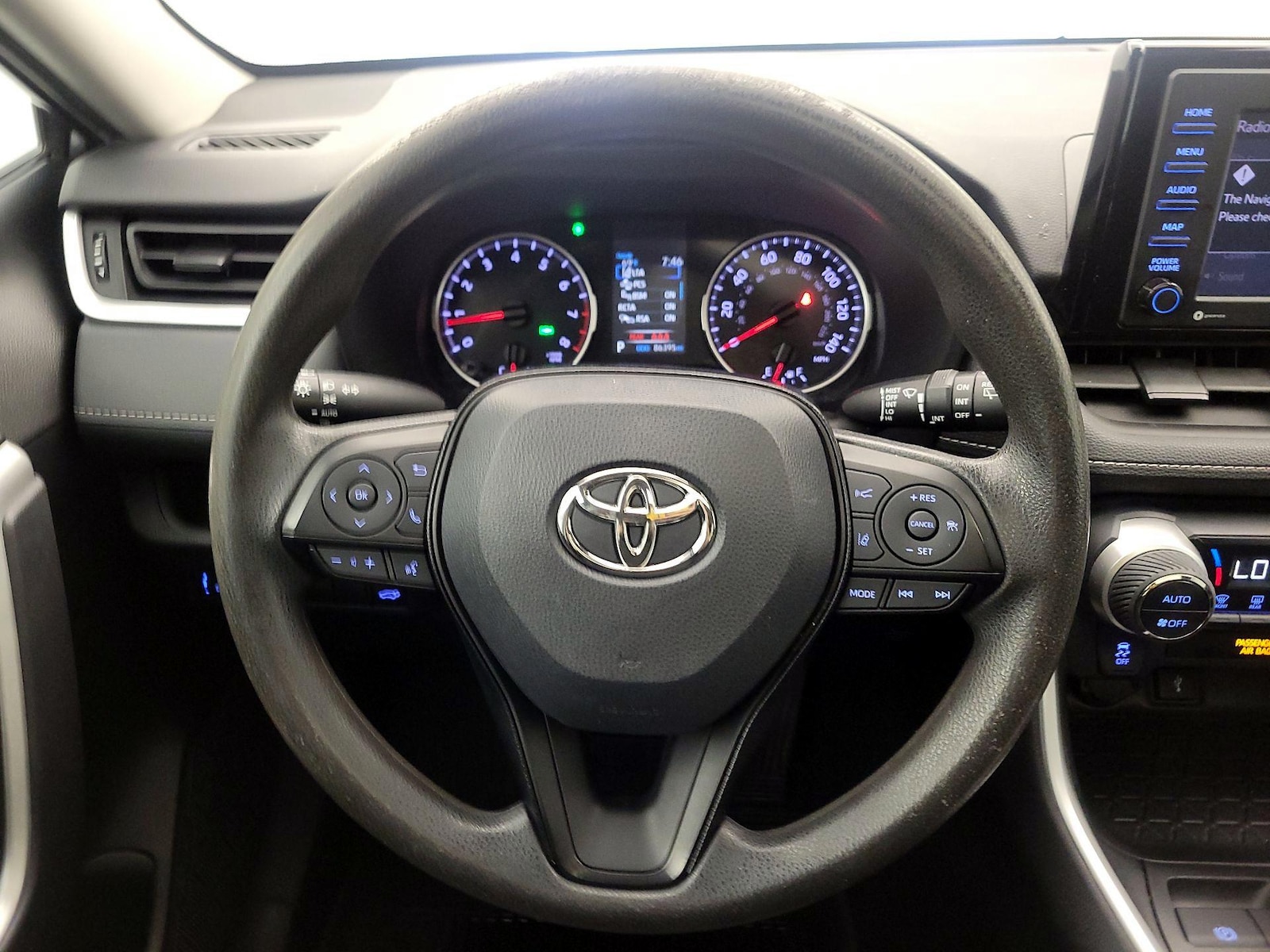 2022 Toyota RAV4 XLE - Photo 11