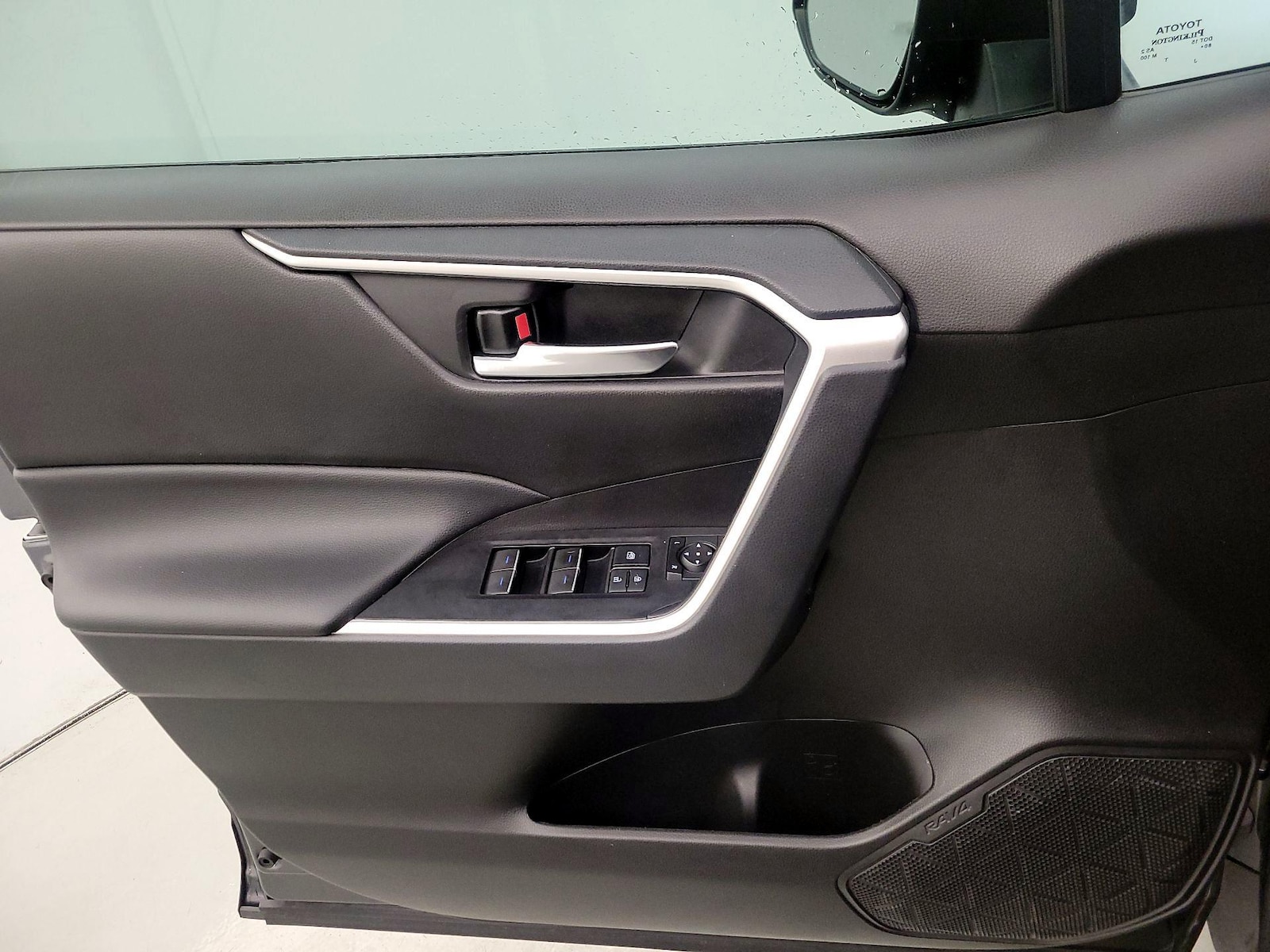2022 Toyota RAV4 XLE - Photo 13