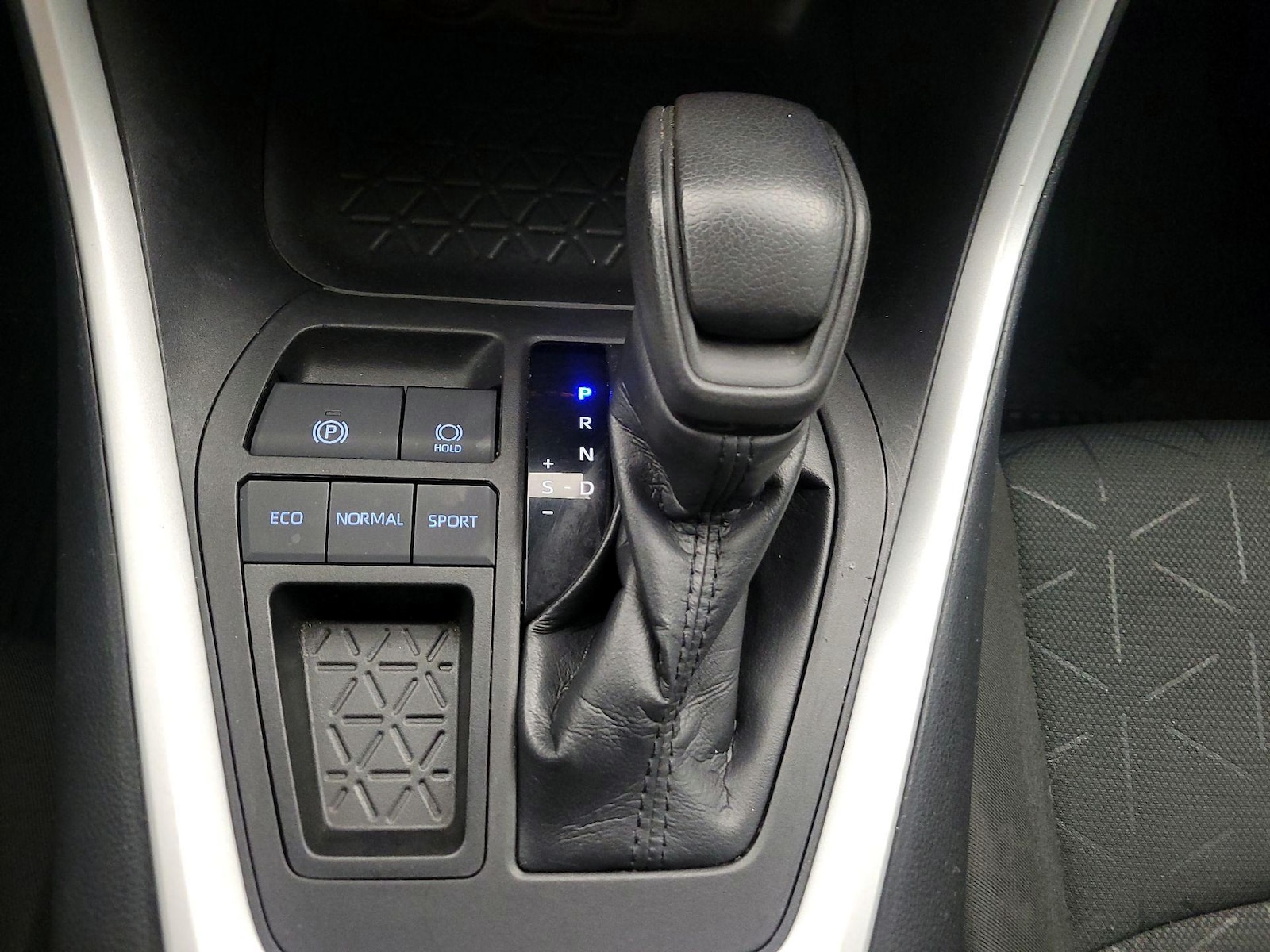 2022 Toyota RAV4 XLE - Photo 18