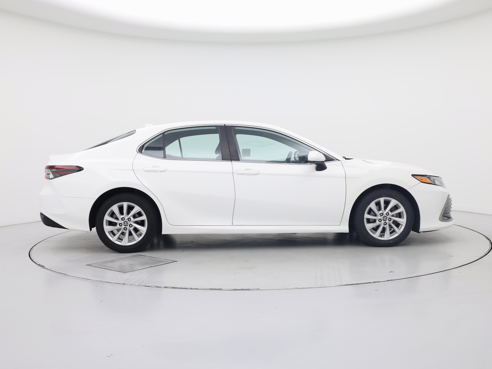 2021 Toyota Camry LE - Photo 8