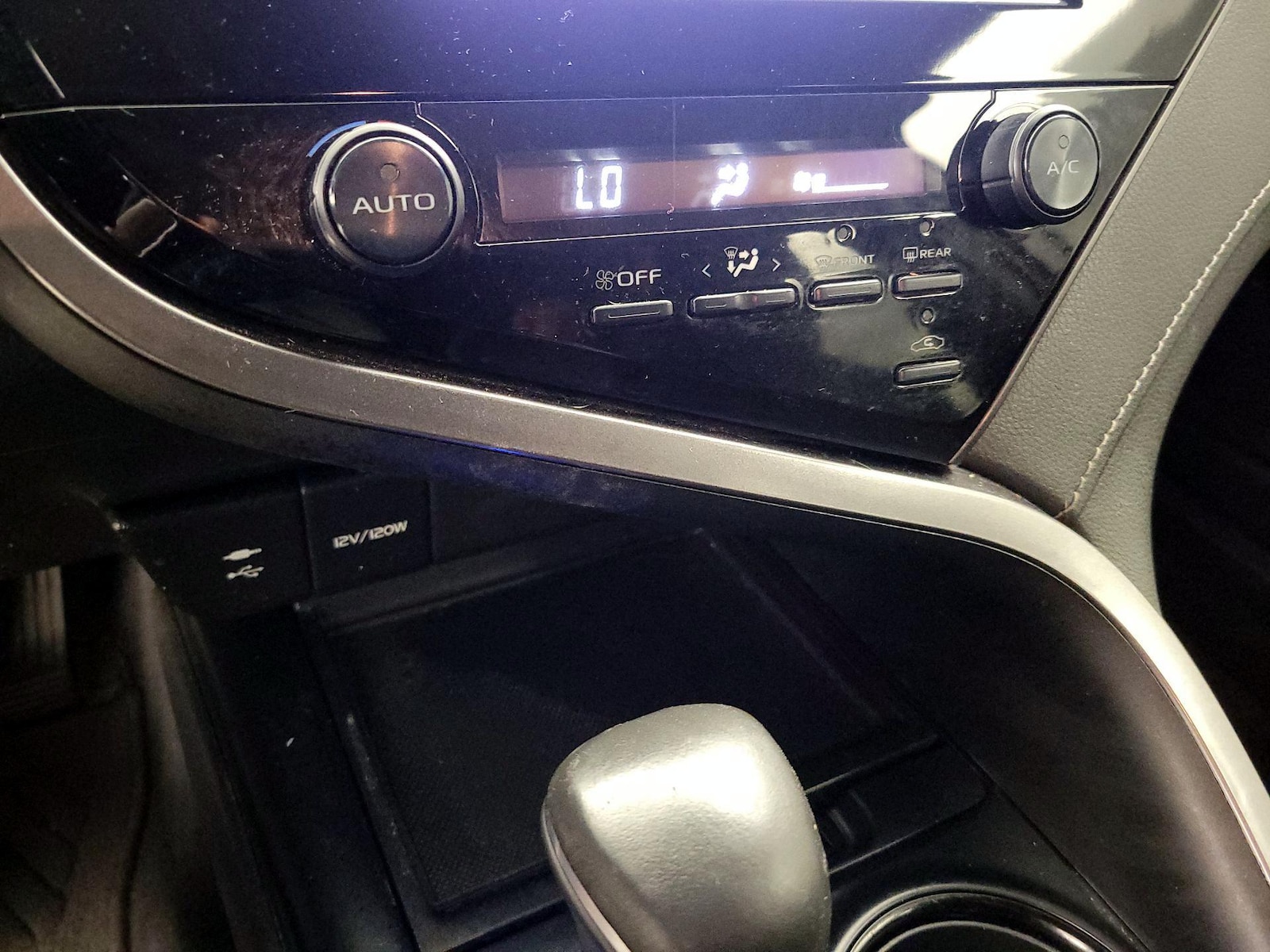 2019 Toyota Camry SE - Photo 17