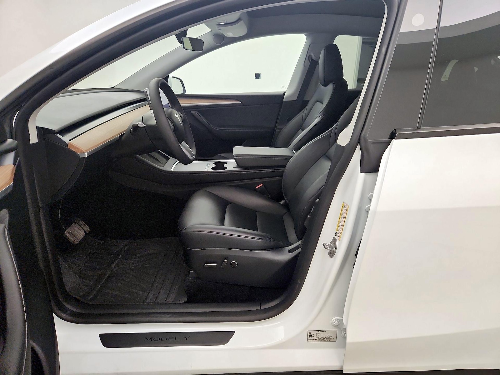 2024 Tesla Model Y Long Range - Photo 10