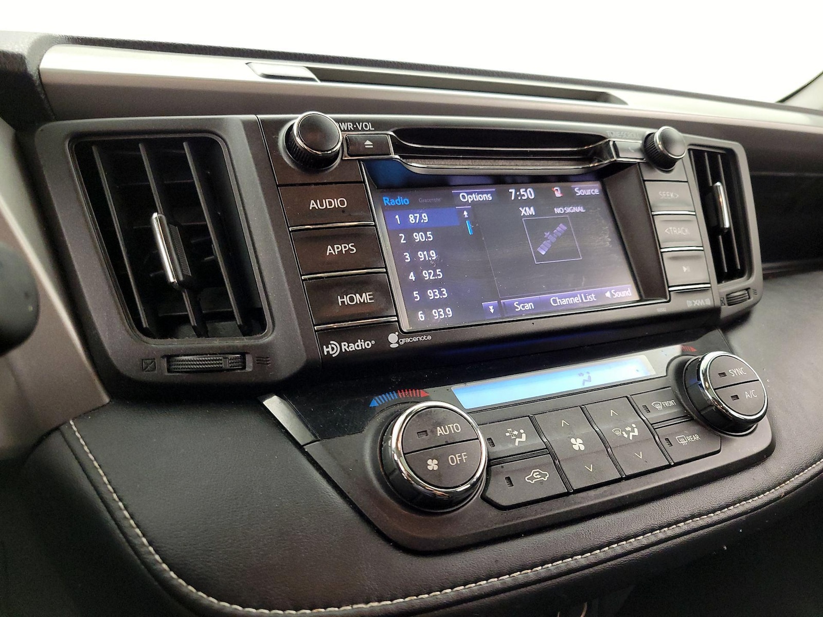 2017 Toyota RAV4 XLE - Photo 16