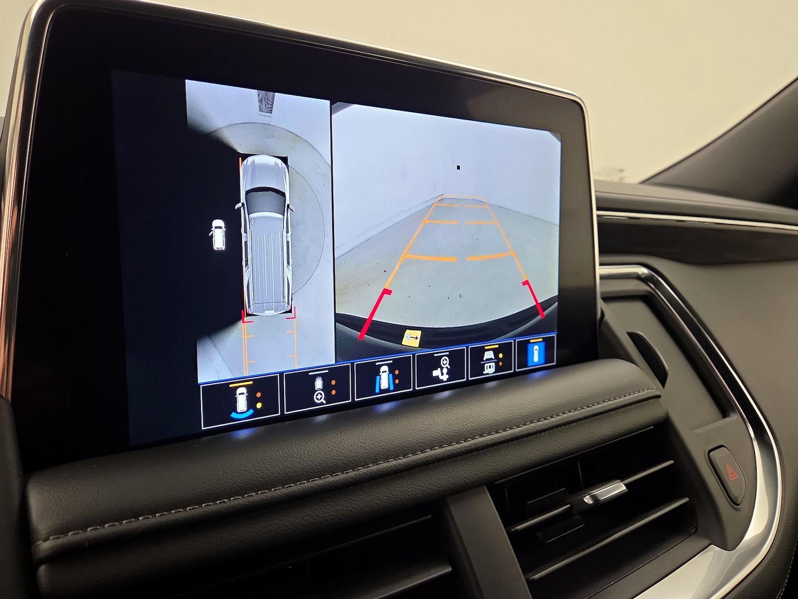 2022 Chevrolet Suburban LT - Photo 15
