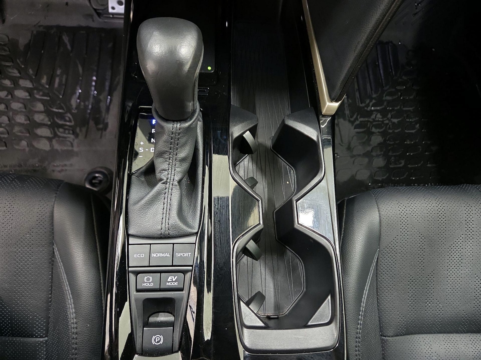 2025 Toyota Camry XSE - Photo 18