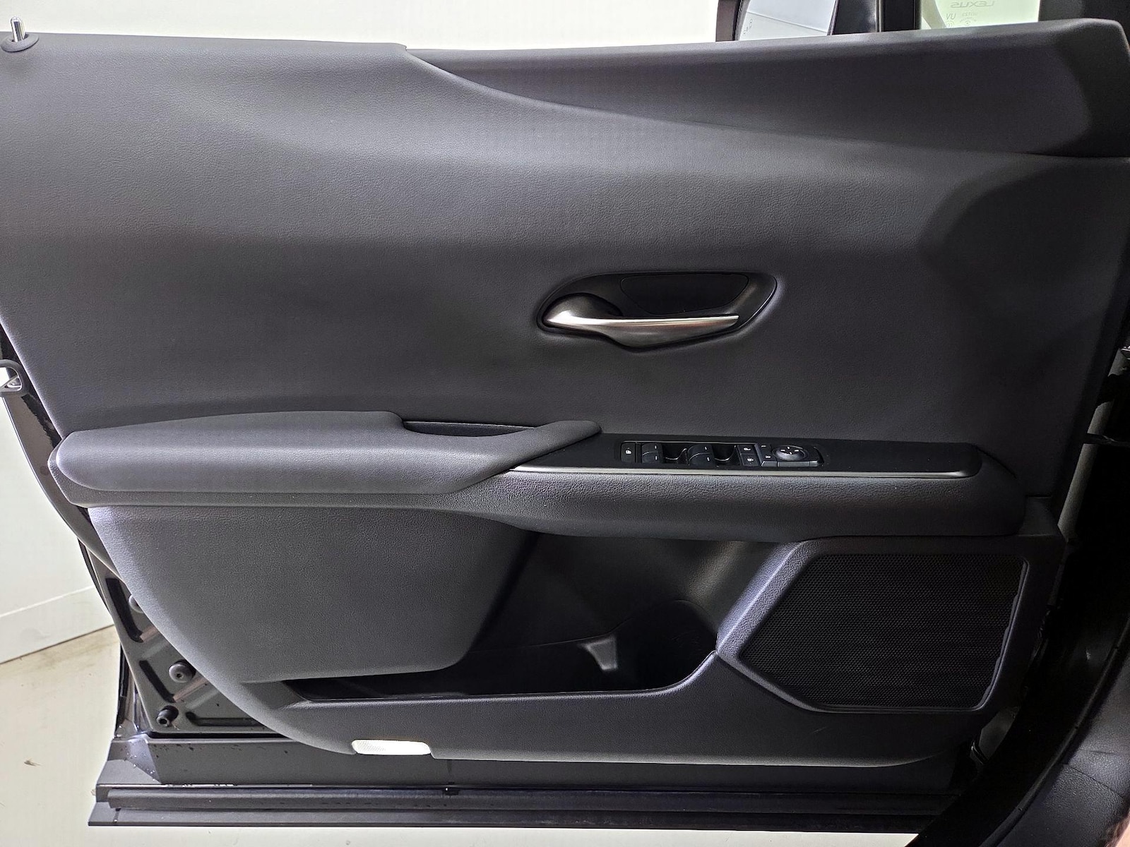 2025 Lexus UX Hybrid 300h - Photo 13