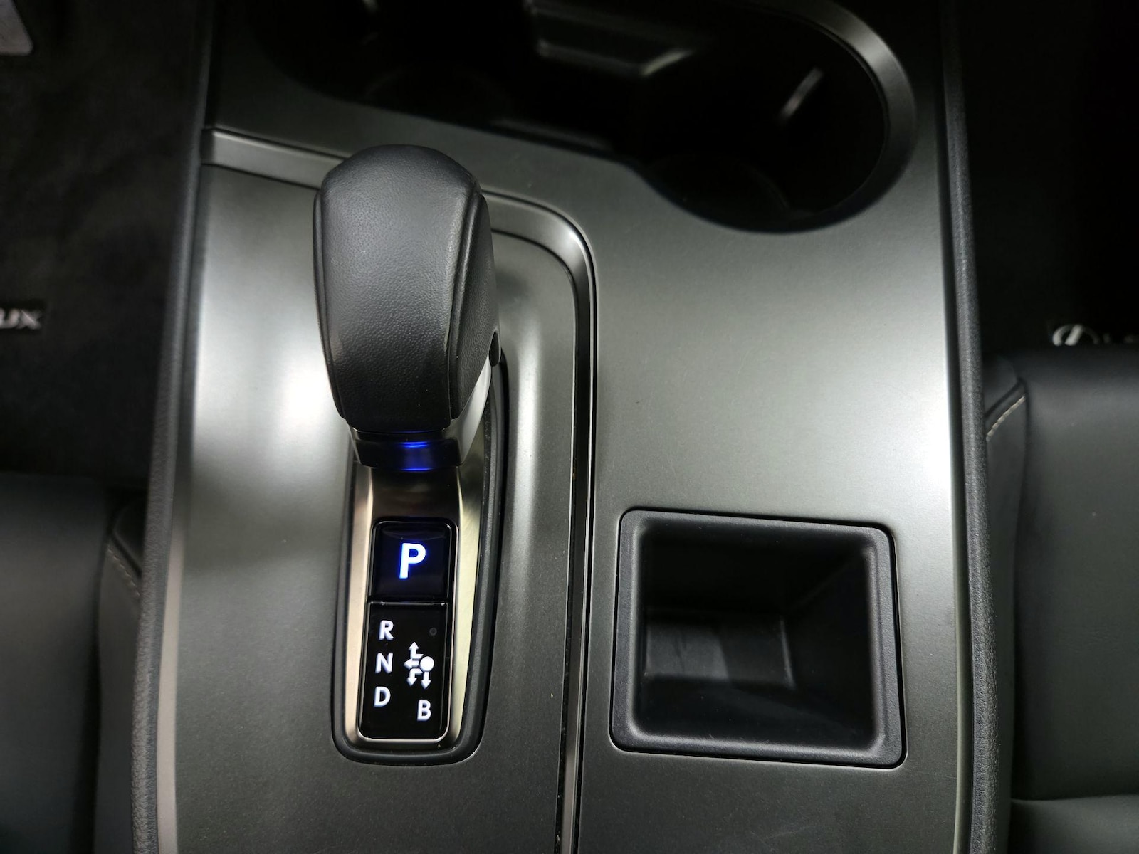 2025 Lexus UX Hybrid 300h - Photo 18