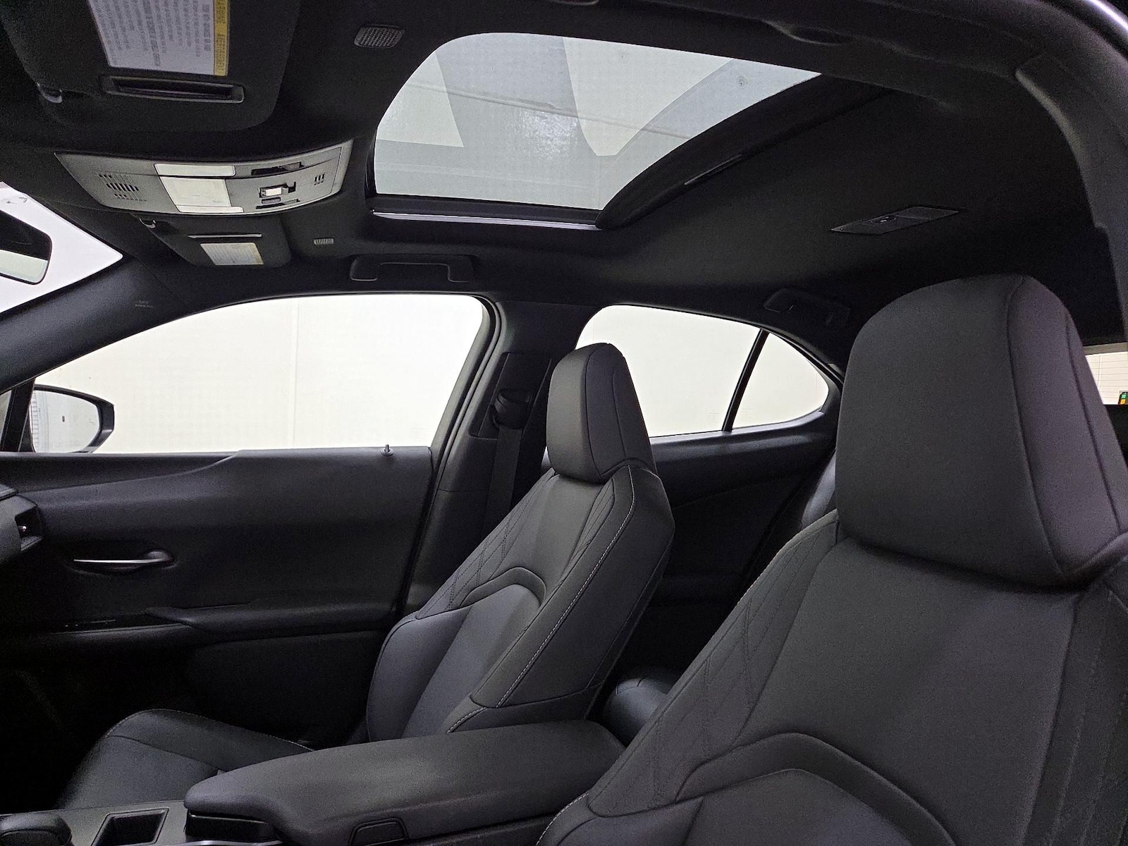 2025 Lexus UX Hybrid 300h - Photo 20