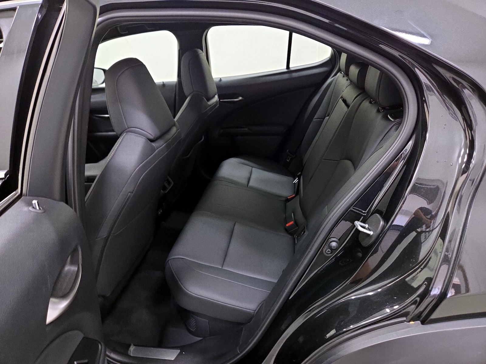 2025 Lexus UX Hybrid 300h - Photo 21