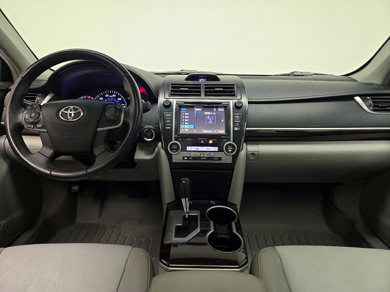 2014 Toyota Camry XLE - Photo 10