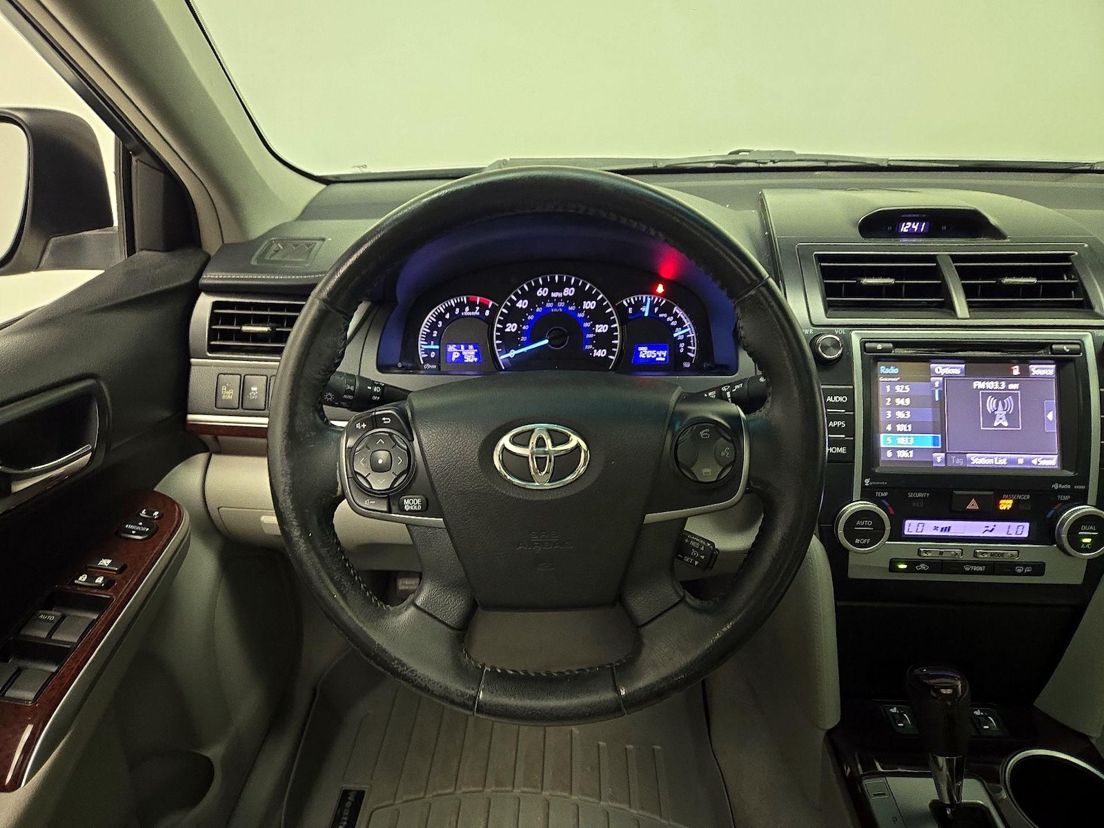 2014 Toyota Camry XLE - Photo 11