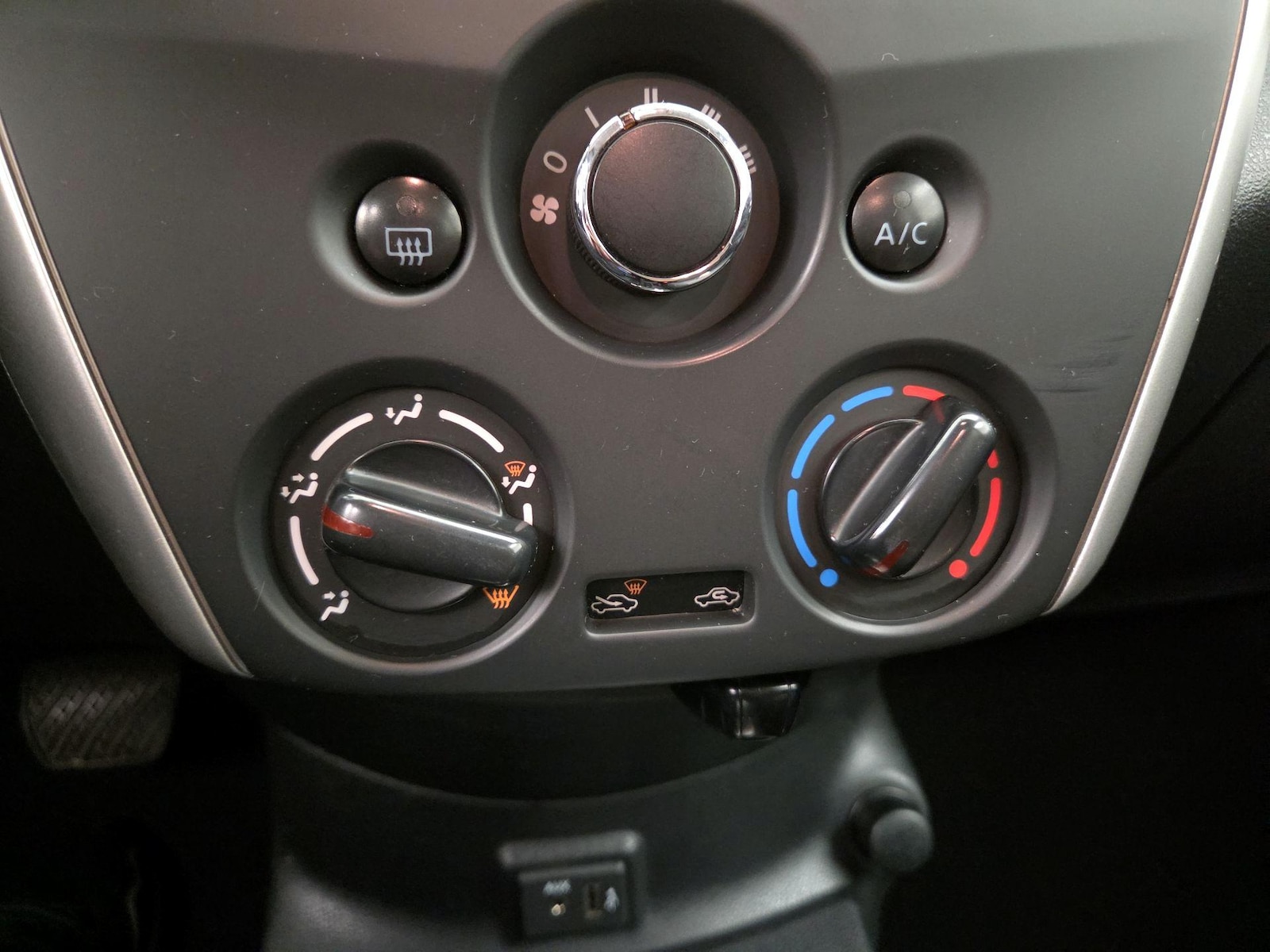 2018 Nissan Versa Sedan SV - Photo 16