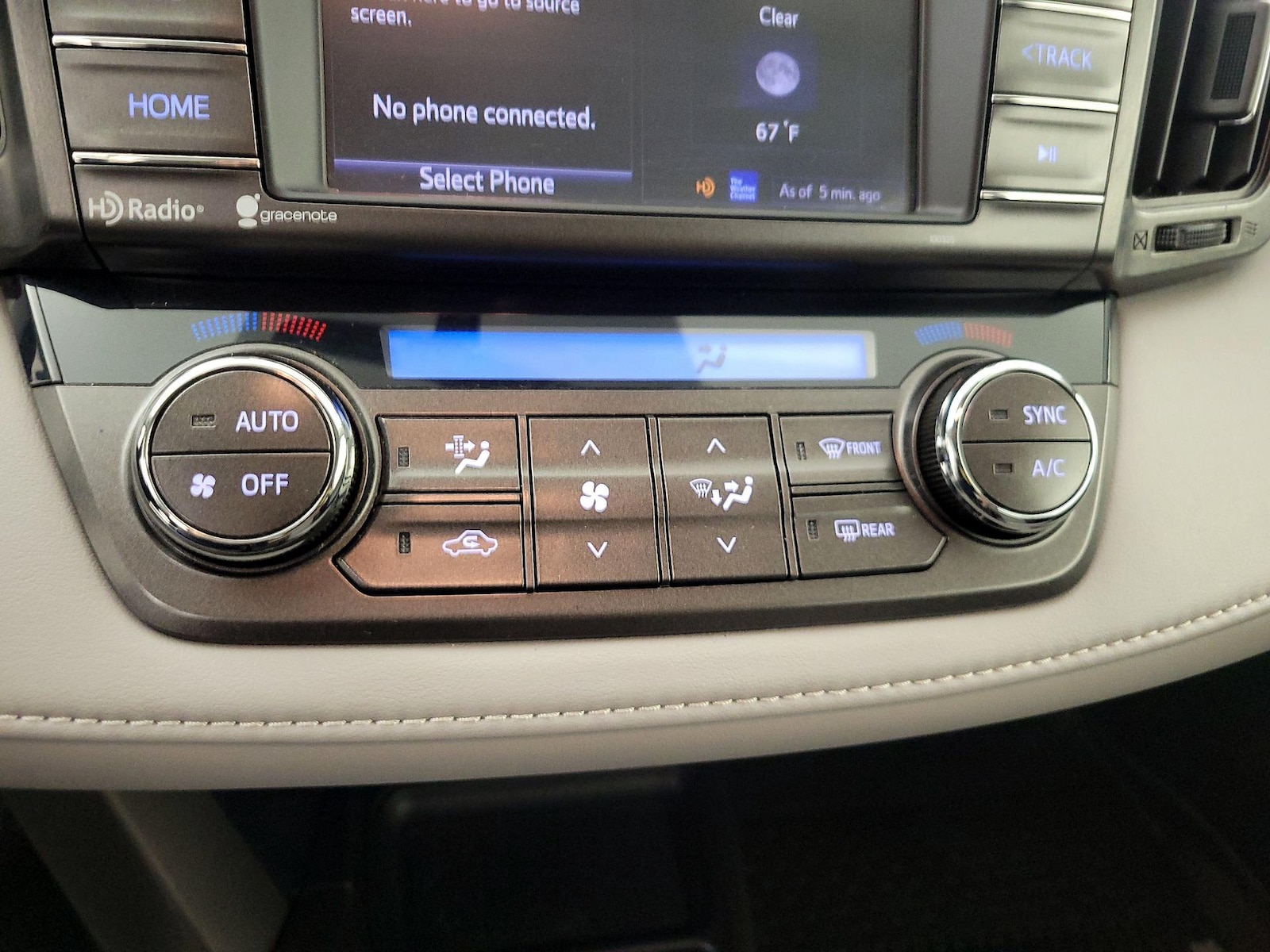 2015 Toyota RAV4 XLE - Photo 17