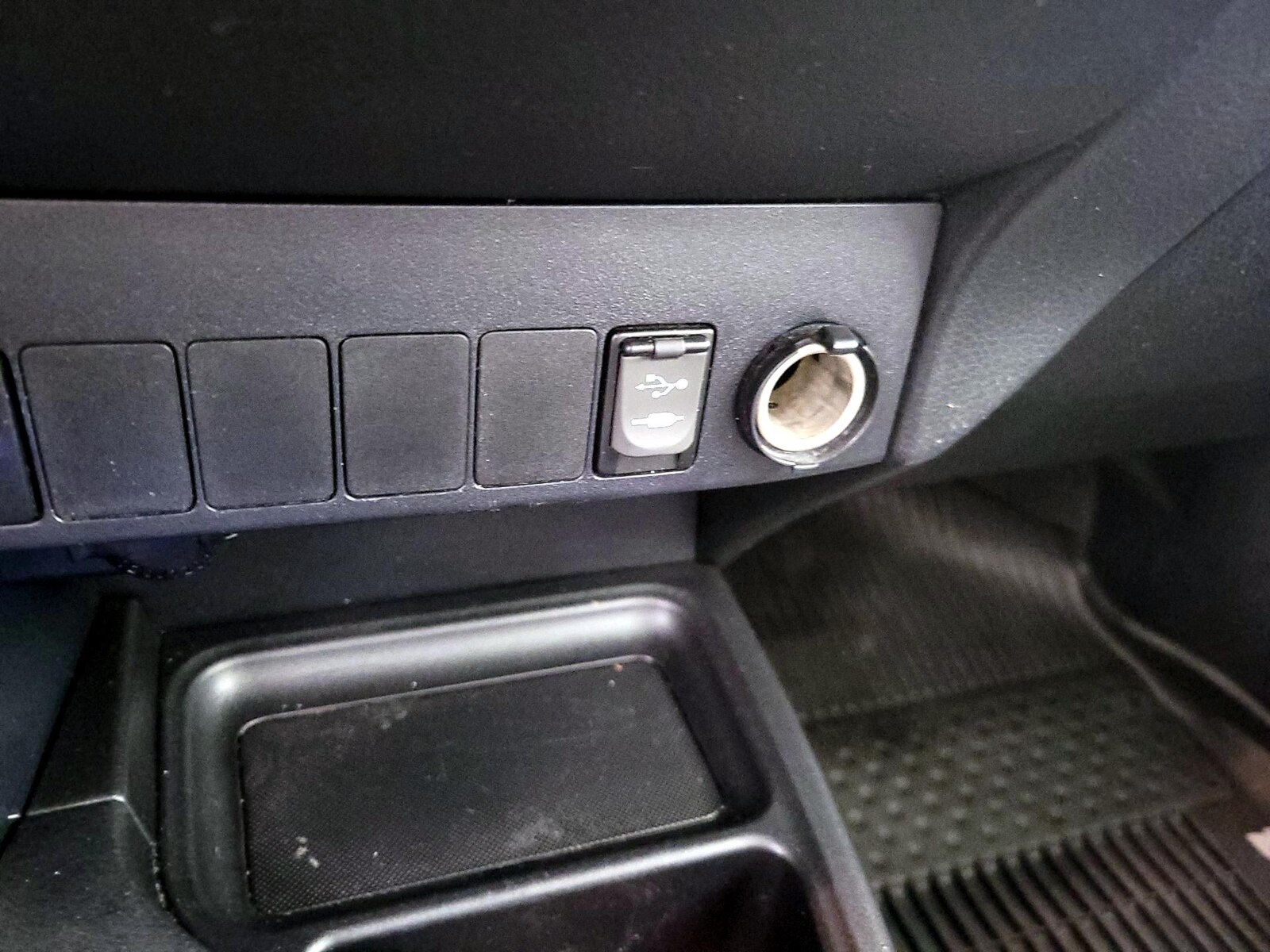 2015 Toyota RAV4 XLE - Photo 19
