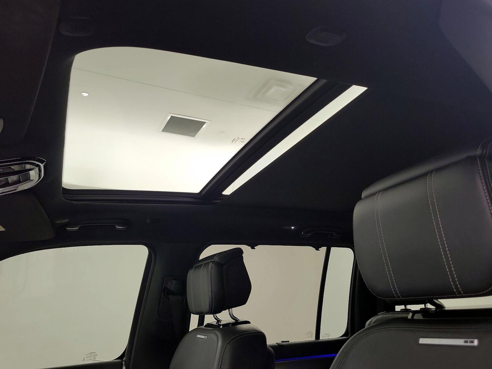 Panoramic Sunroof & Skylight(s)