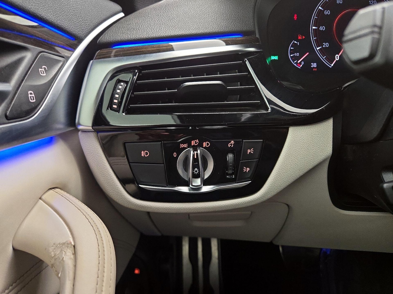 2019 BMW 5 Series 530e - Photo 14