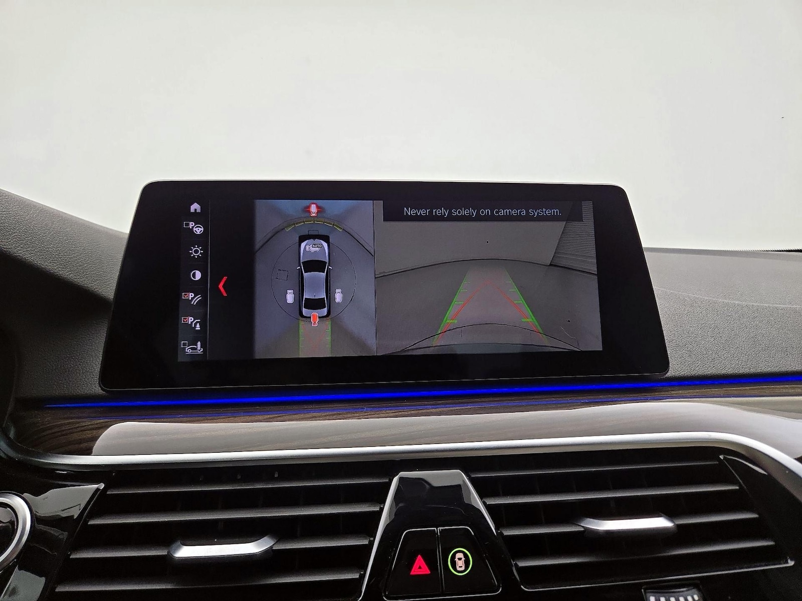 2019 BMW 5 Series 530e - Photo 16