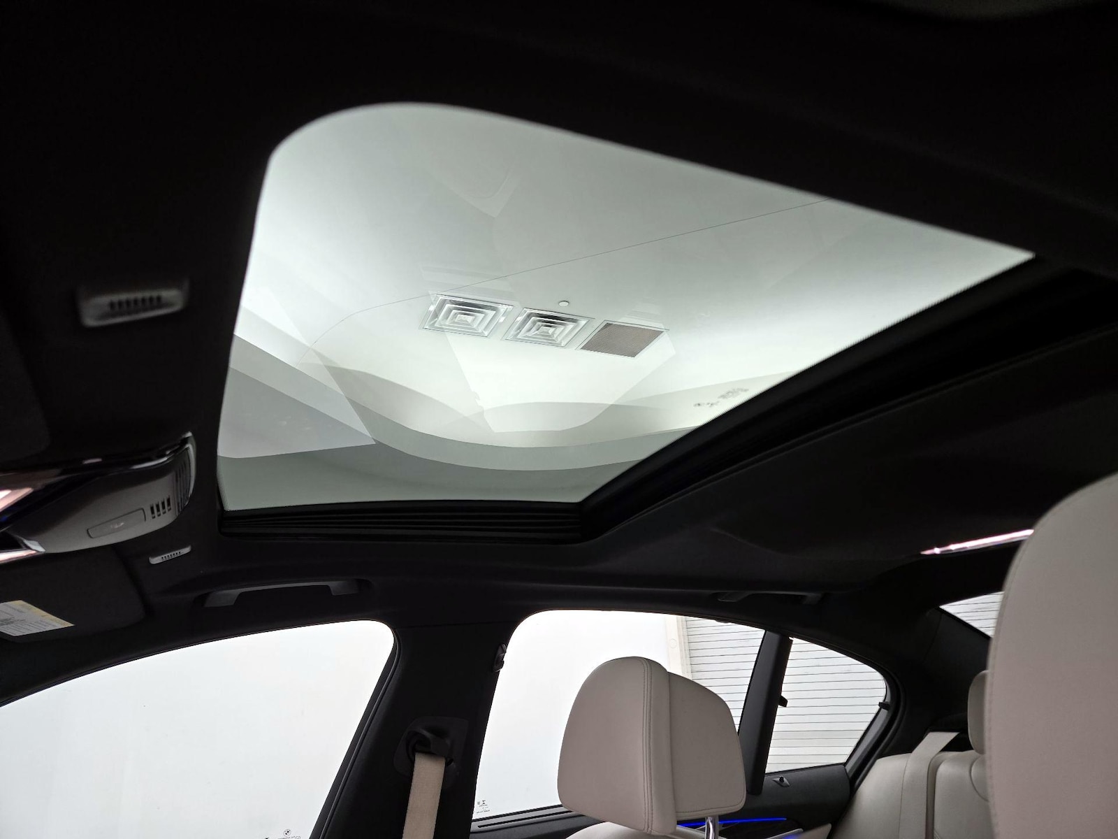 2019 BMW 5 Series 530e - Photo 21