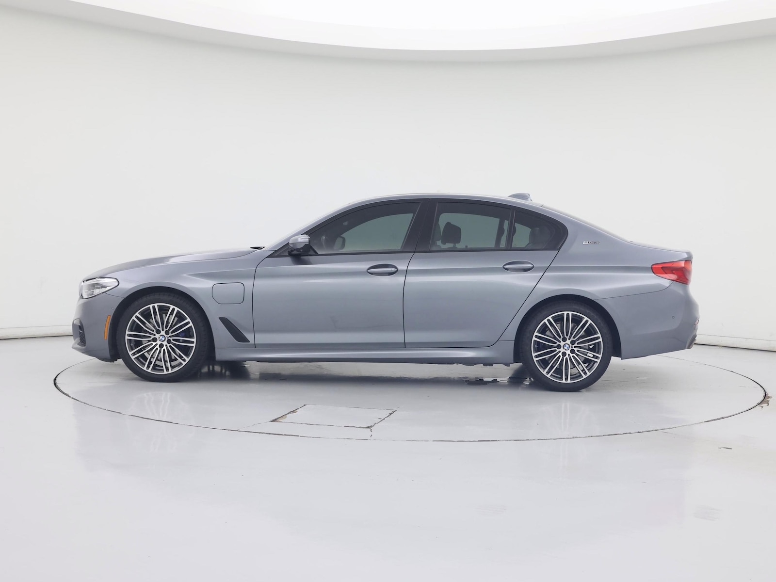 2019 BMW 5 Series 530e - Photo 4