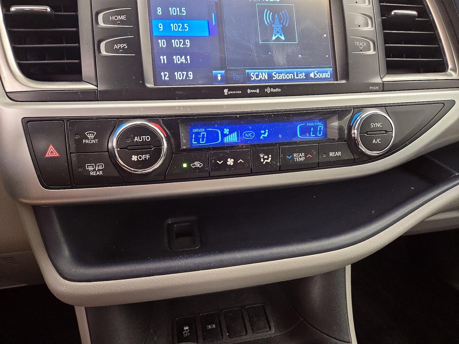2017 Toyota Highlander LE Plus - Photo 17