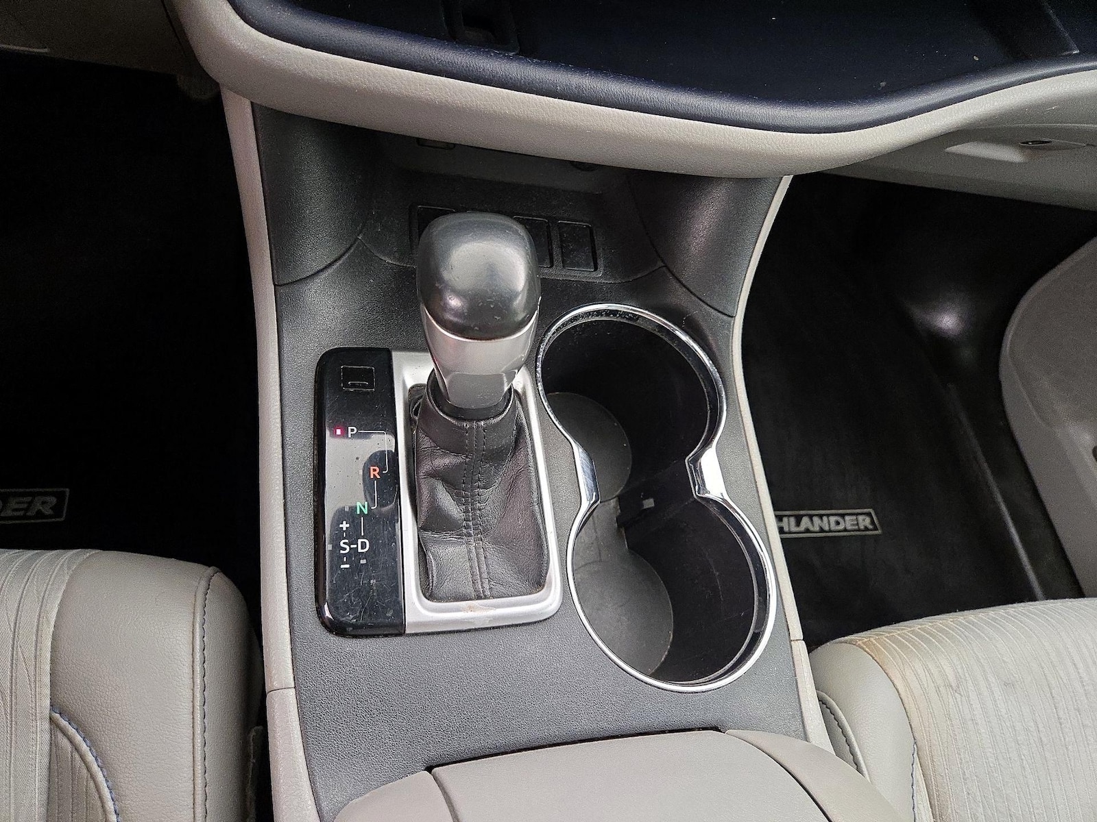 2017 Toyota Highlander LE Plus - Photo 18