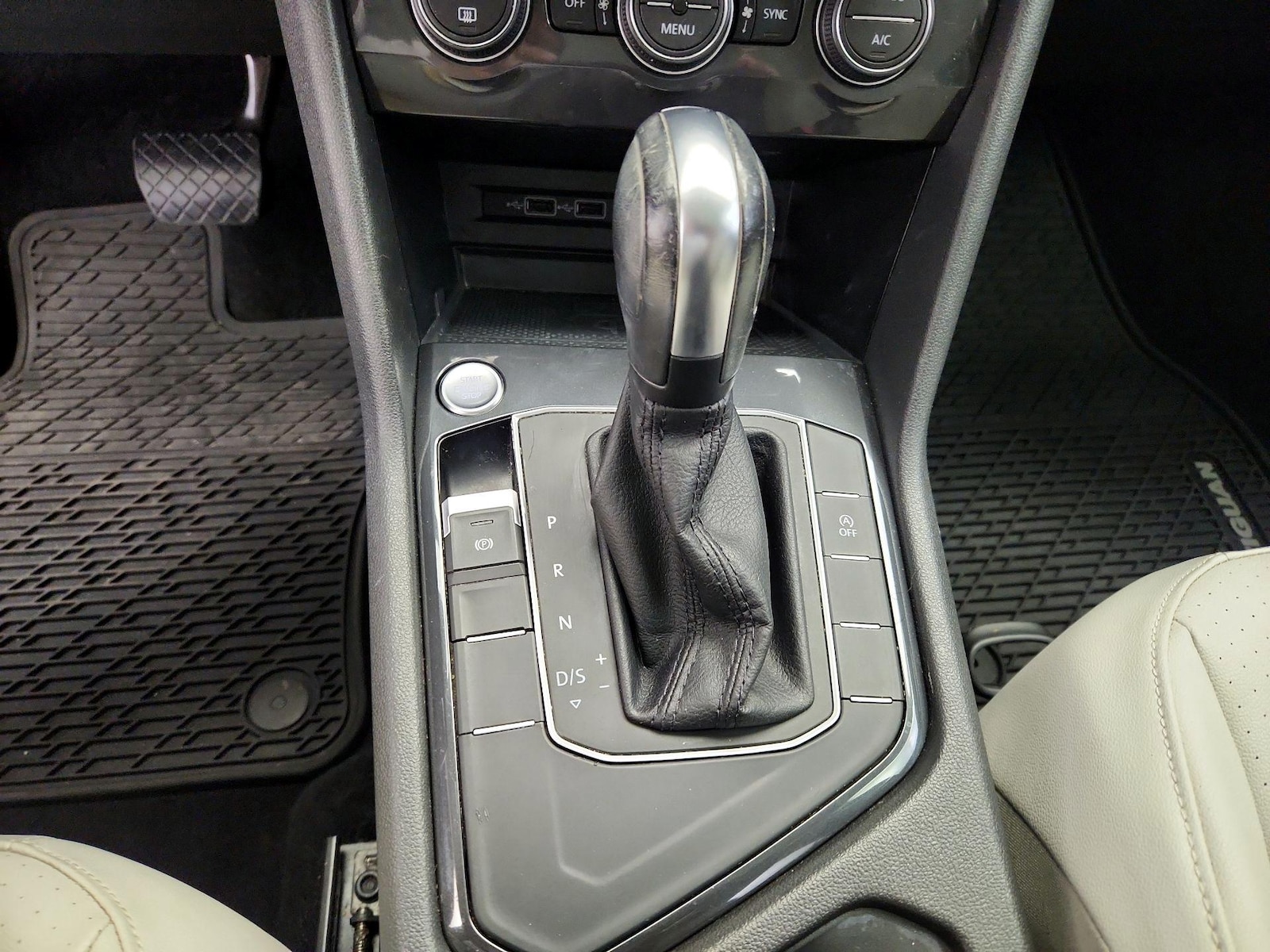 2020 Volkswagen Tiguan SE - Photo 9