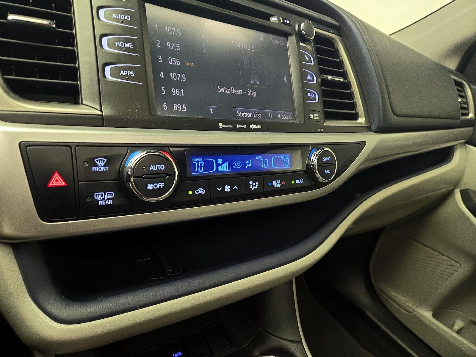 2019 Toyota Highlander XLE - Photo 17