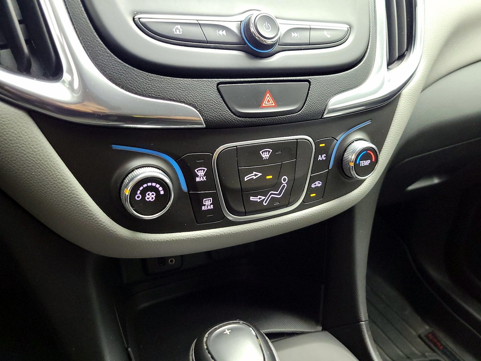 2018 Chevrolet Equinox LS - Photo 16