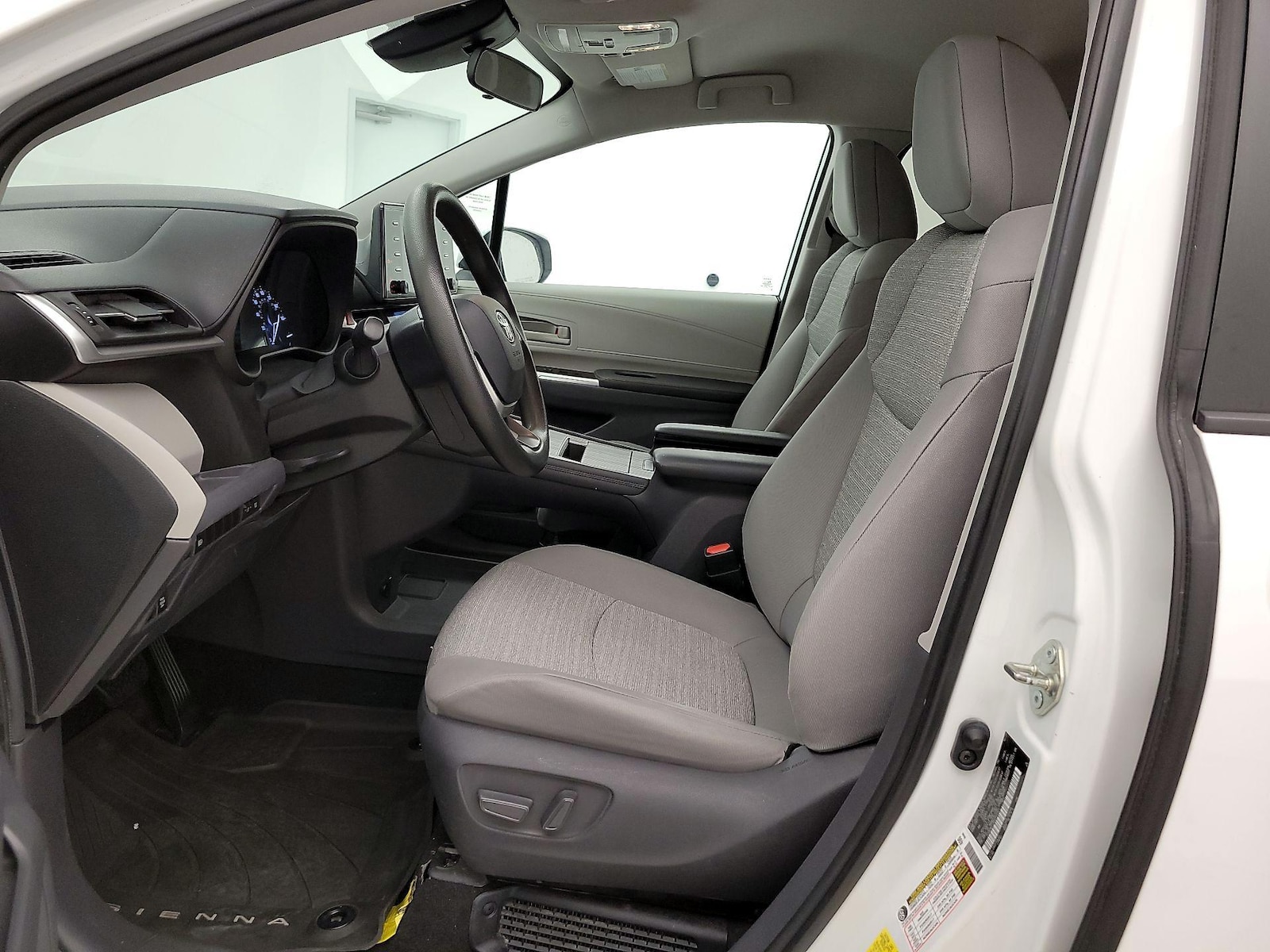2021 Toyota Sienna LE - Photo 12