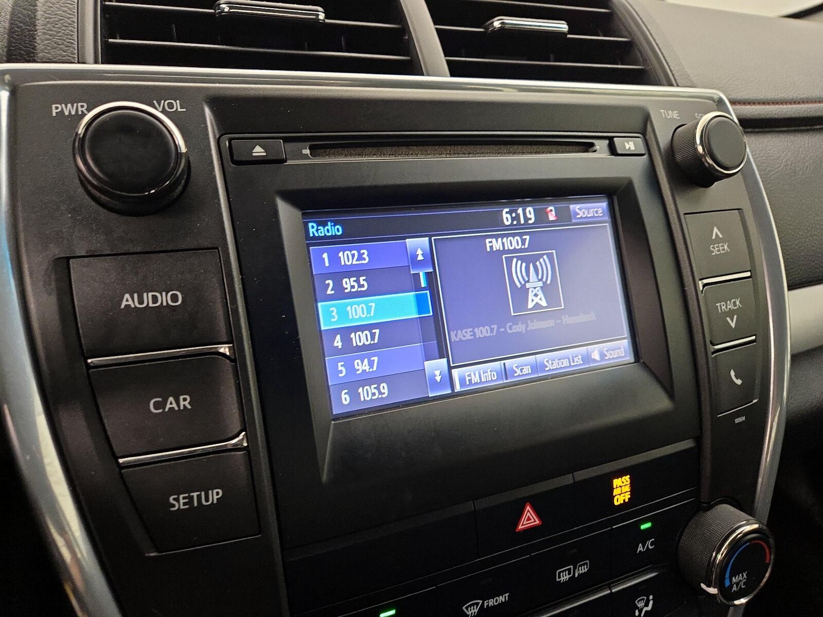 2017 Toyota Camry SE - Photo 16