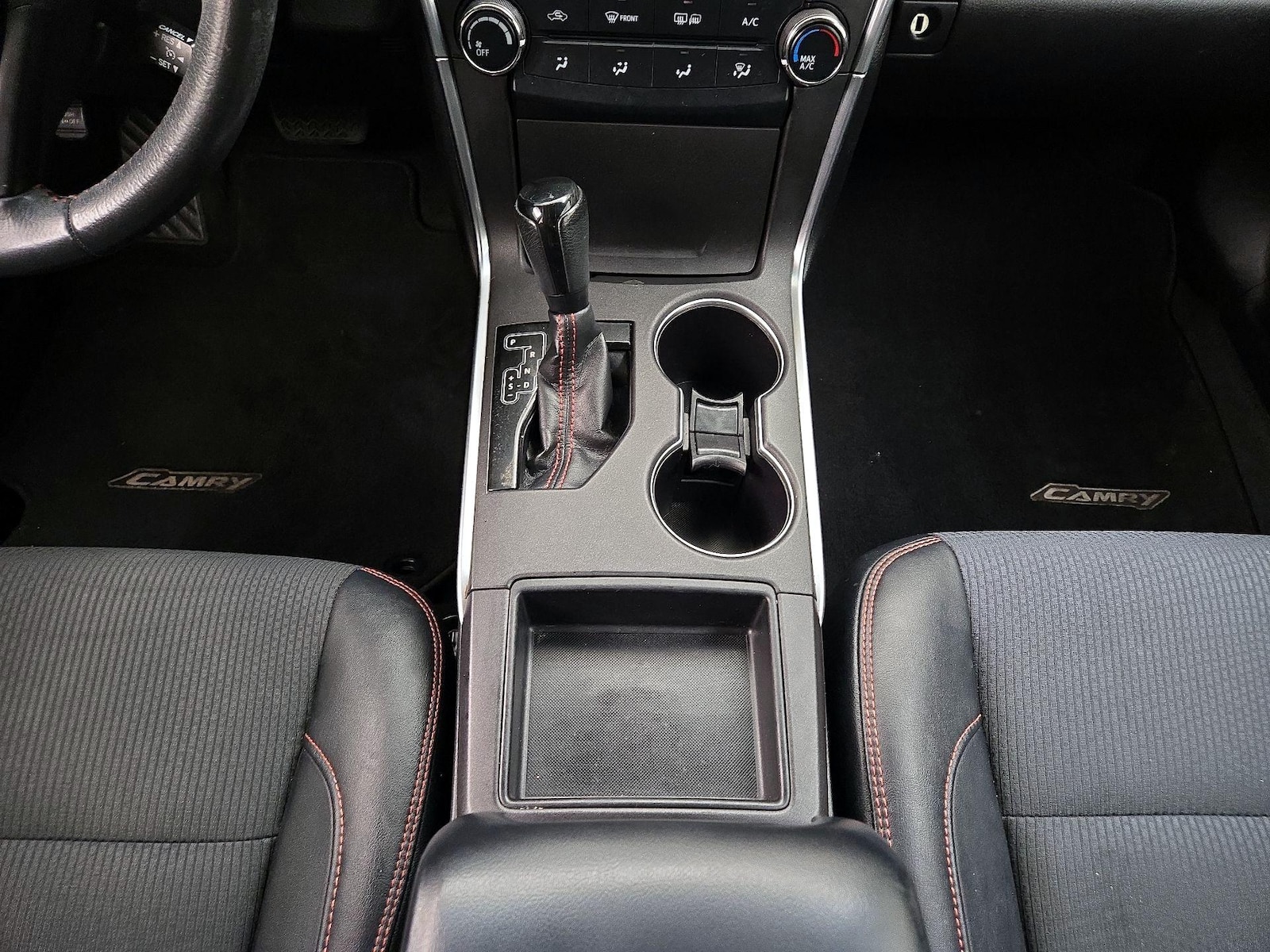 2017 Toyota Camry SE - Photo 18
