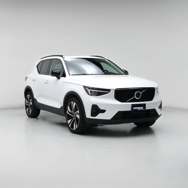 2025 Volvo XC40 B5 Plus Dark Theme