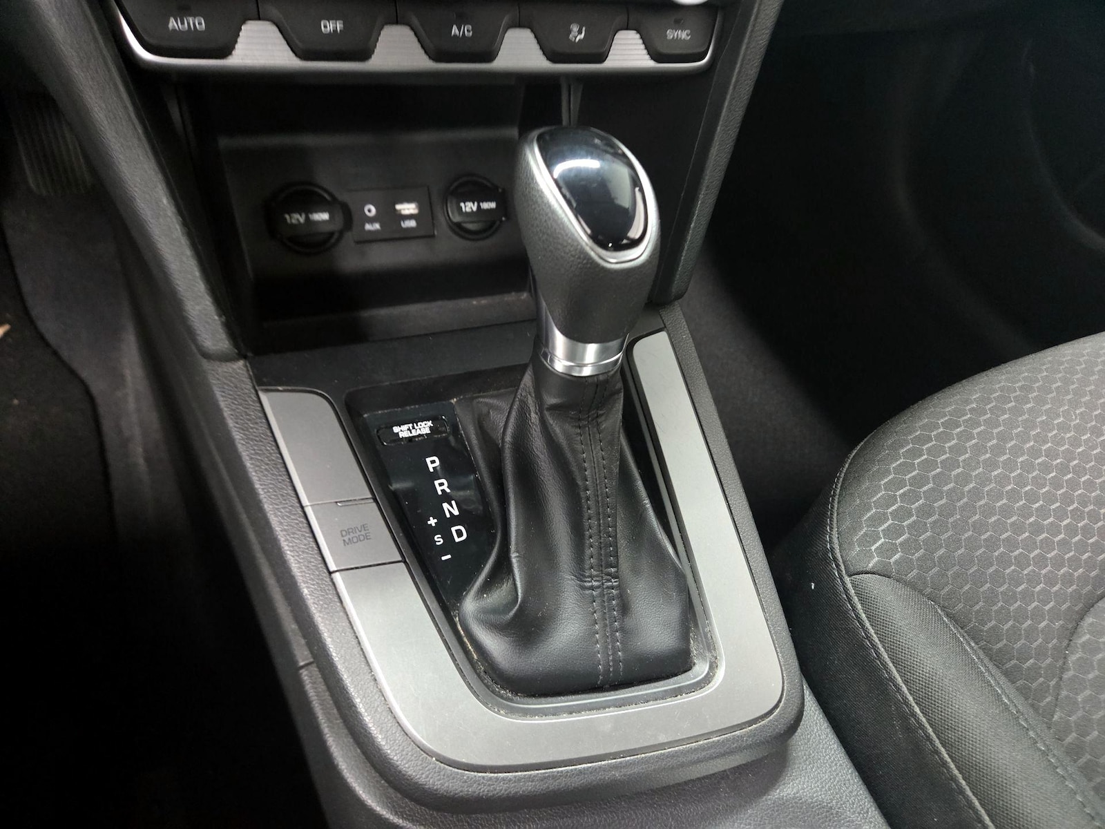 2020 Hyundai Elantra SE - Photo 16