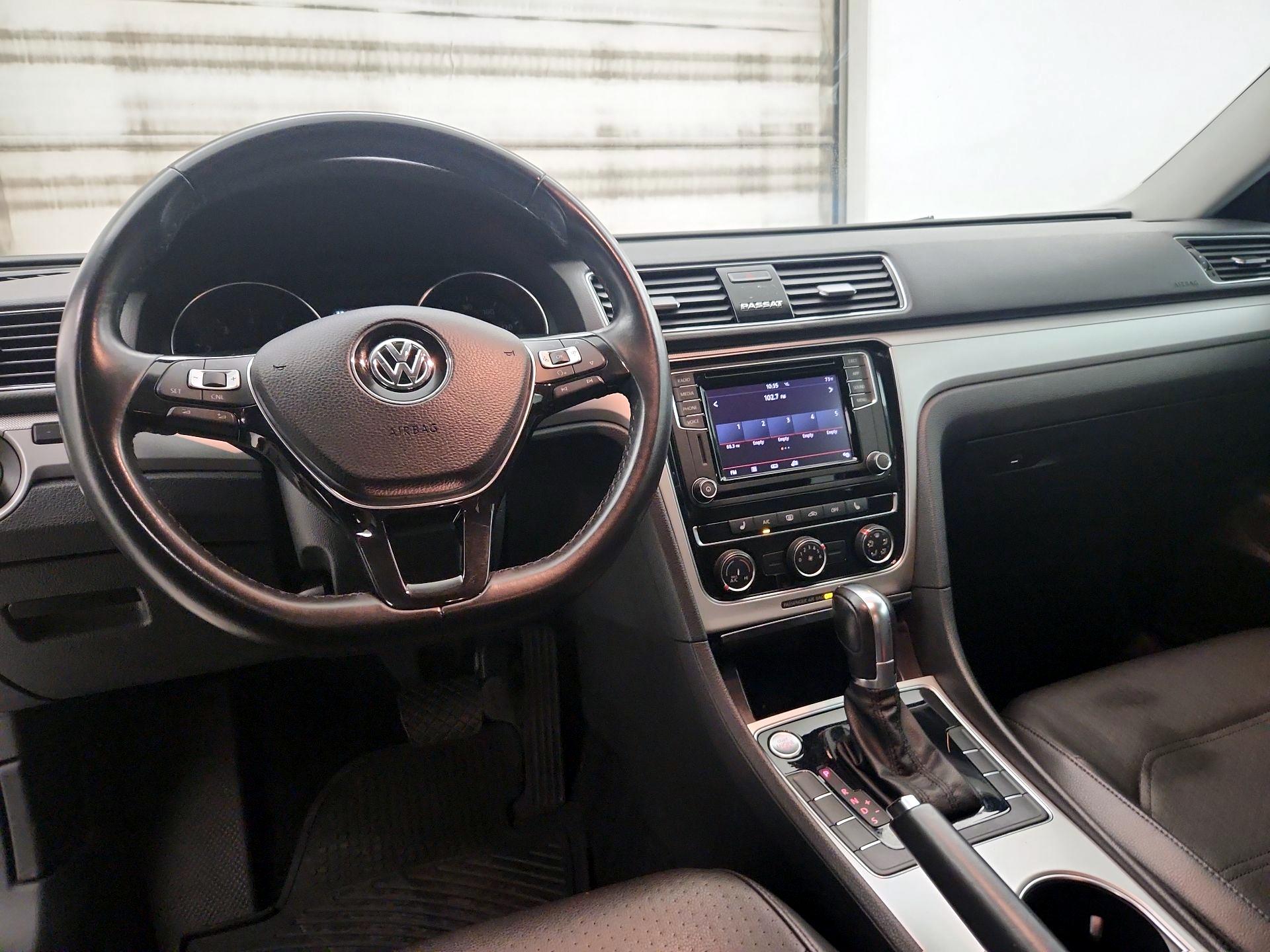2019 Volkswagen Passat Gris Sedán Tracción delantera Automática