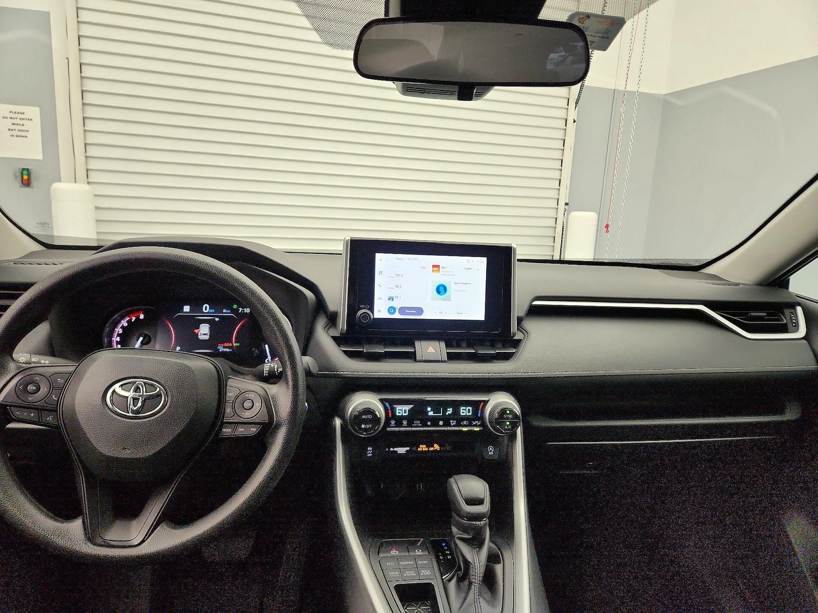 2024 Toyota RAV4 XLE - Photo 10