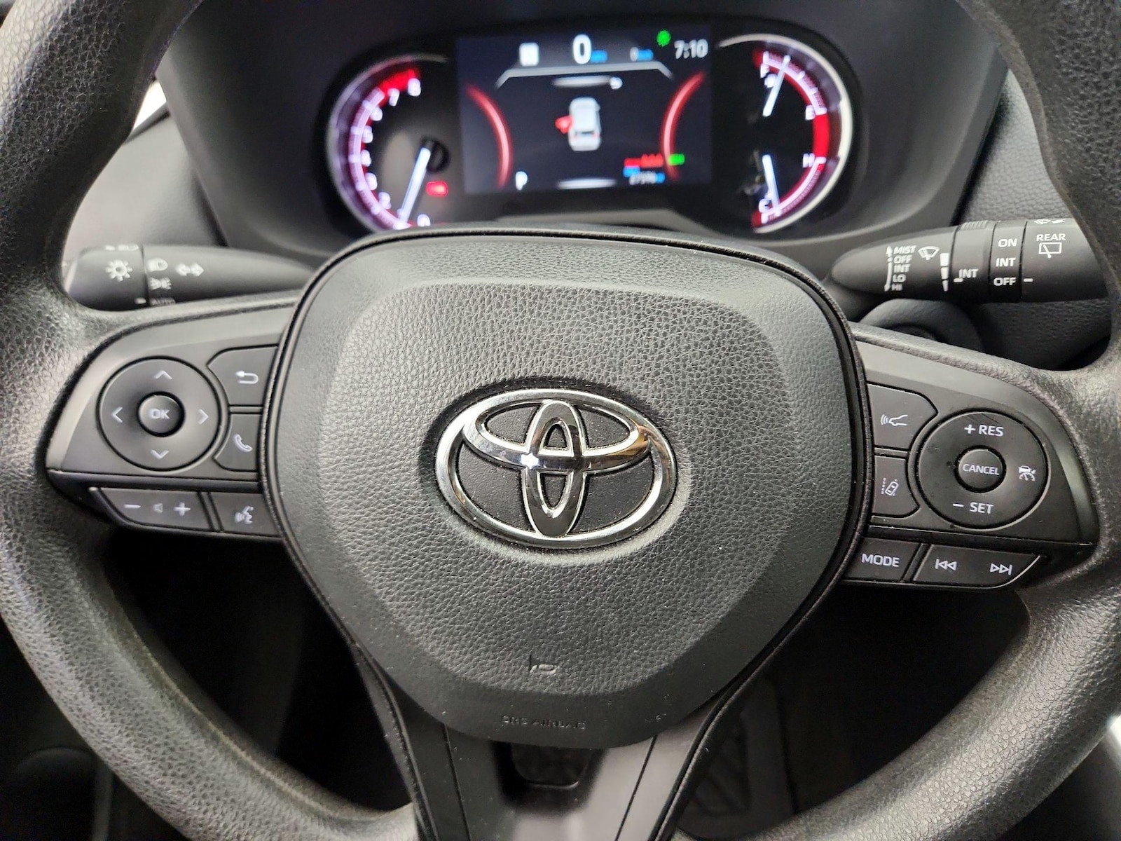 2024 Toyota RAV4 XLE - Photo 11