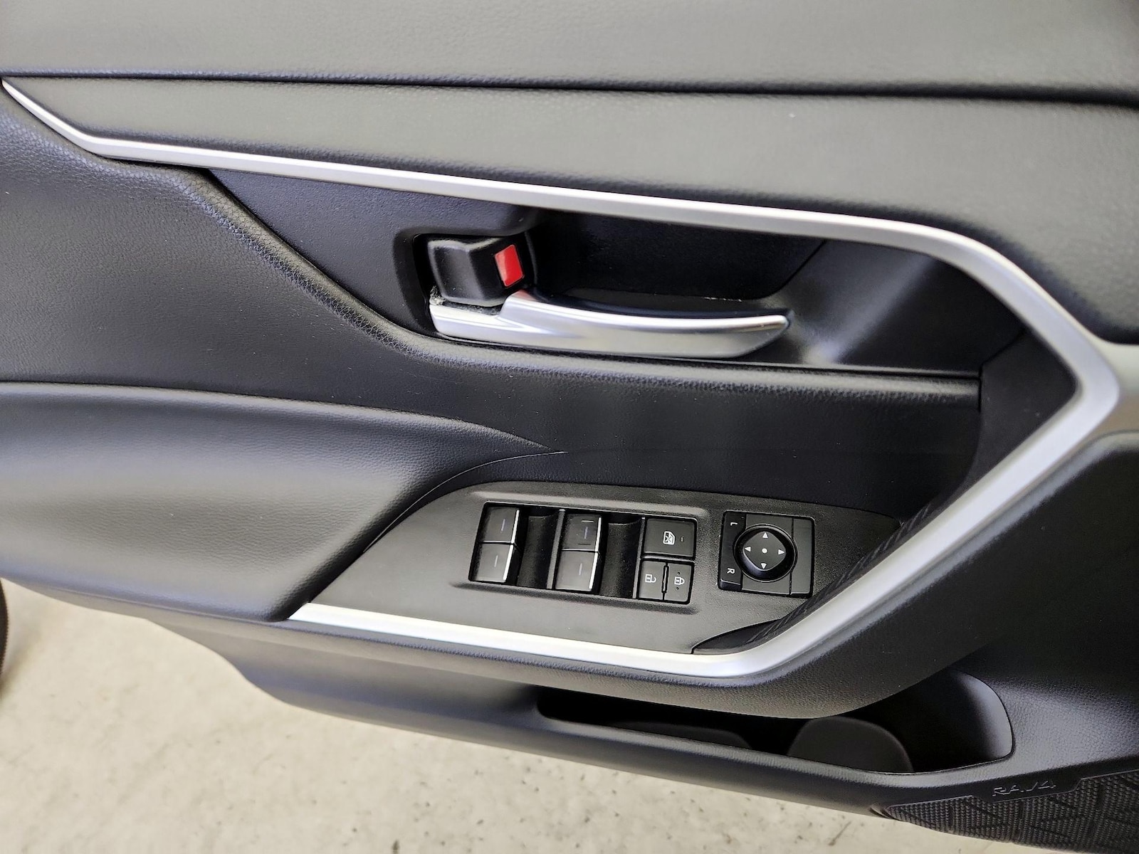 2024 Toyota RAV4 XLE - Photo 13