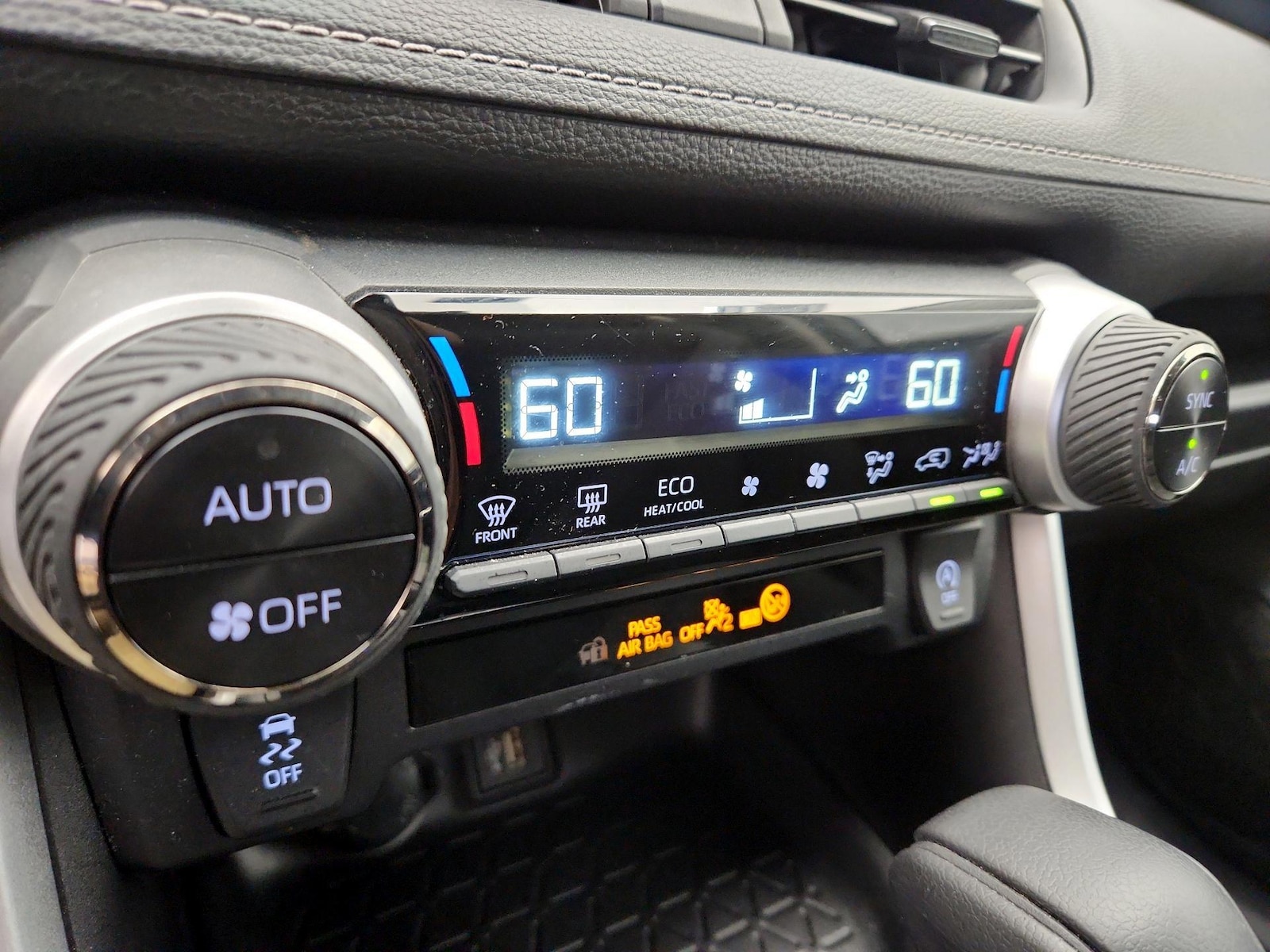 2024 Toyota RAV4 XLE - Photo 17