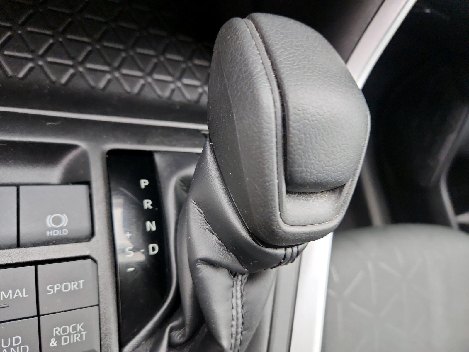 2024 Toyota RAV4 XLE - Photo 18