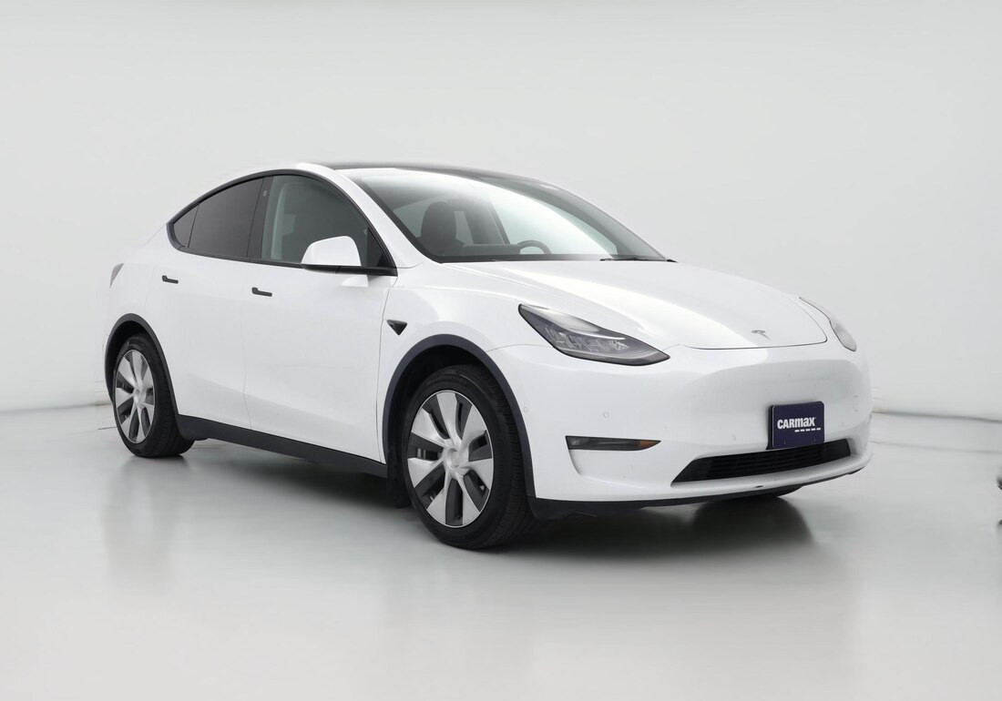 2021 Tesla Model Y Standard Range in White — CarMax photo