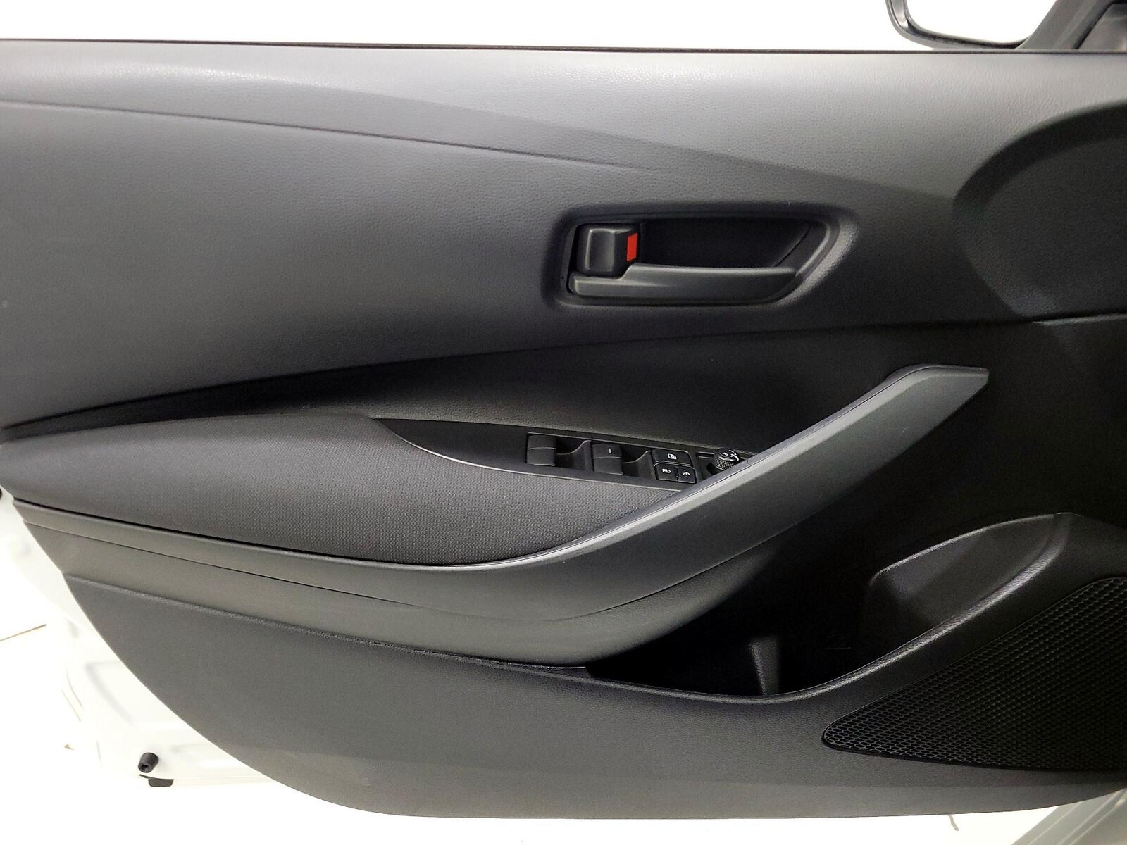 2025 Toyota Corolla LE - Photo 13