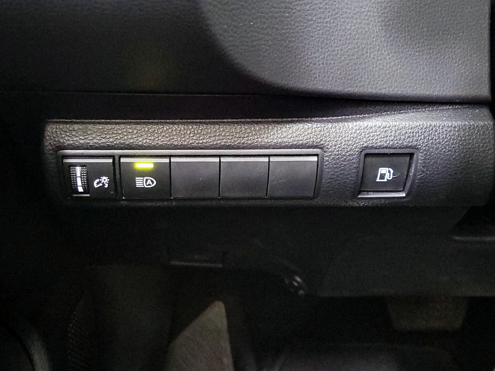 2025 Toyota Corolla LE - Photo 14