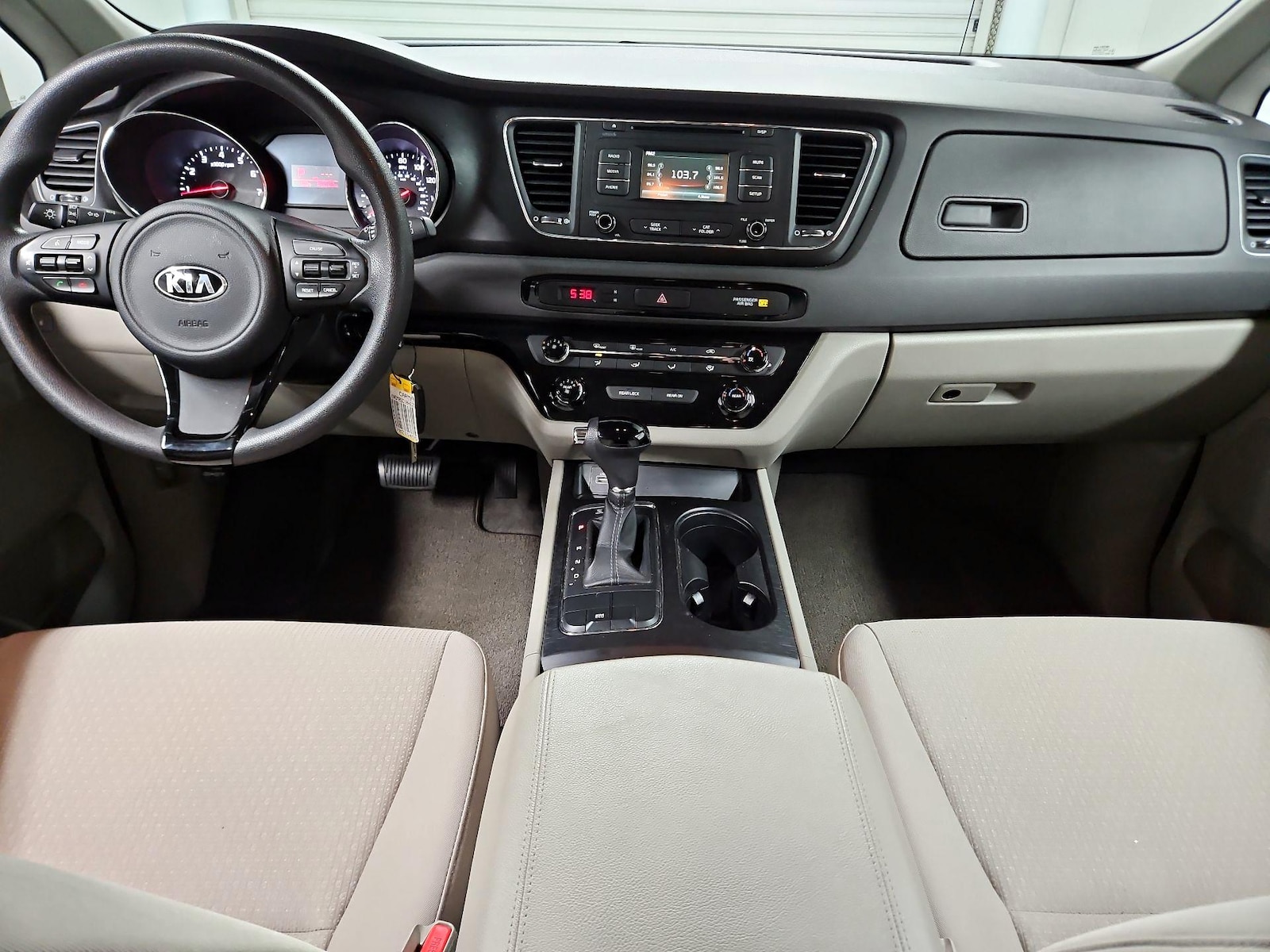 2017 Kia Sedona LX - Photo 10