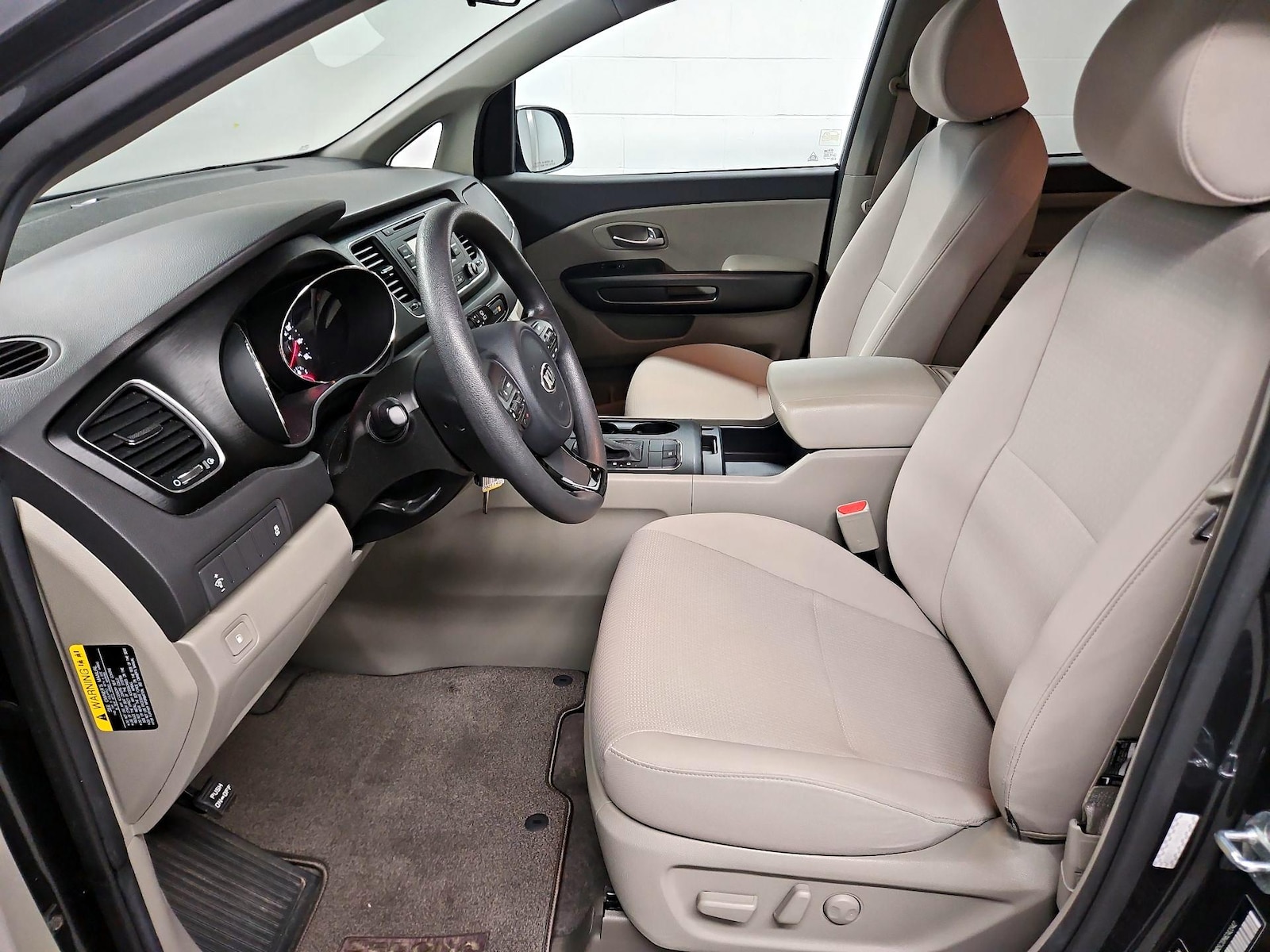 2017 Kia Sedona LX - Photo 12