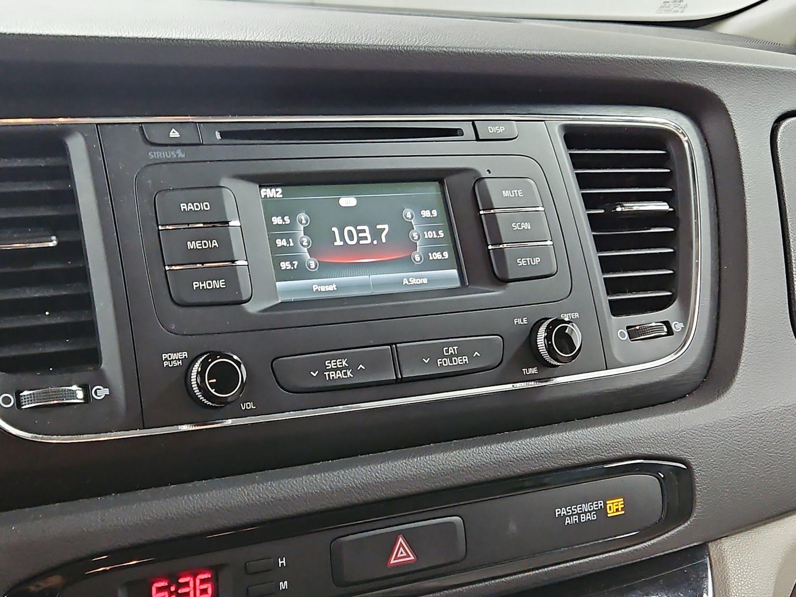 2017 Kia Sedona LX - Photo 16