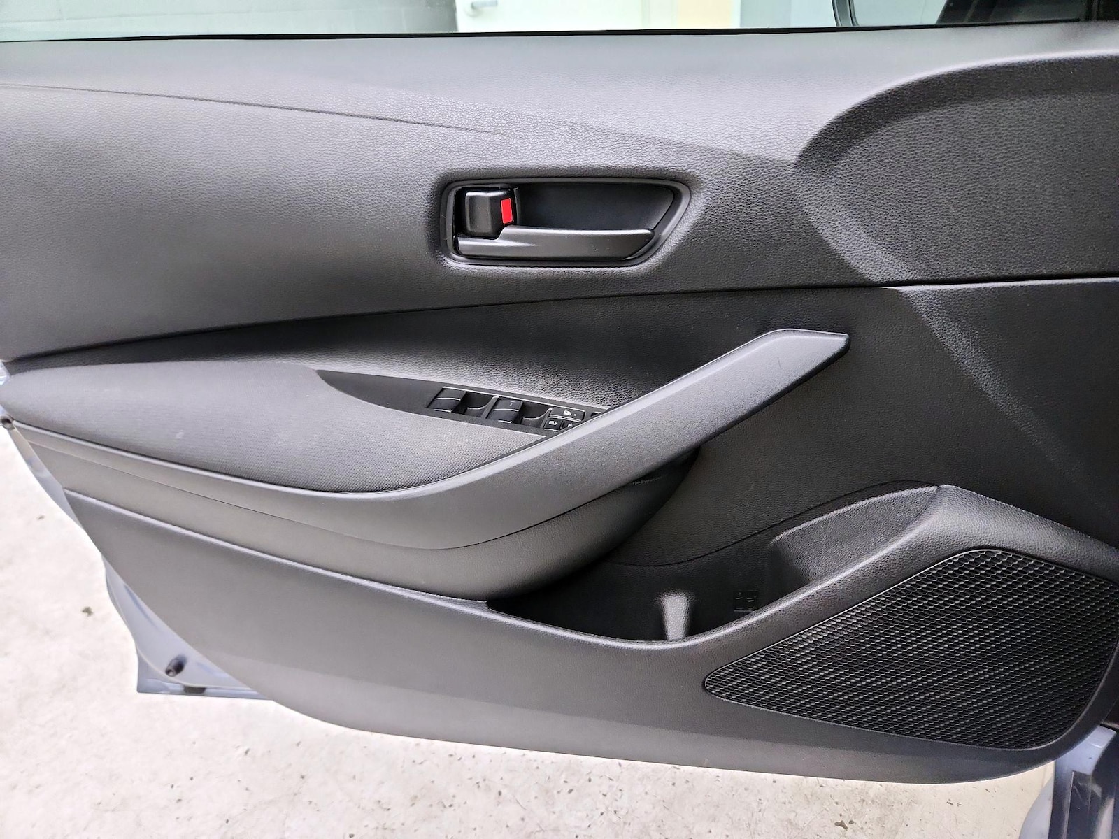 2025 Toyota Corolla LE - Photo 13