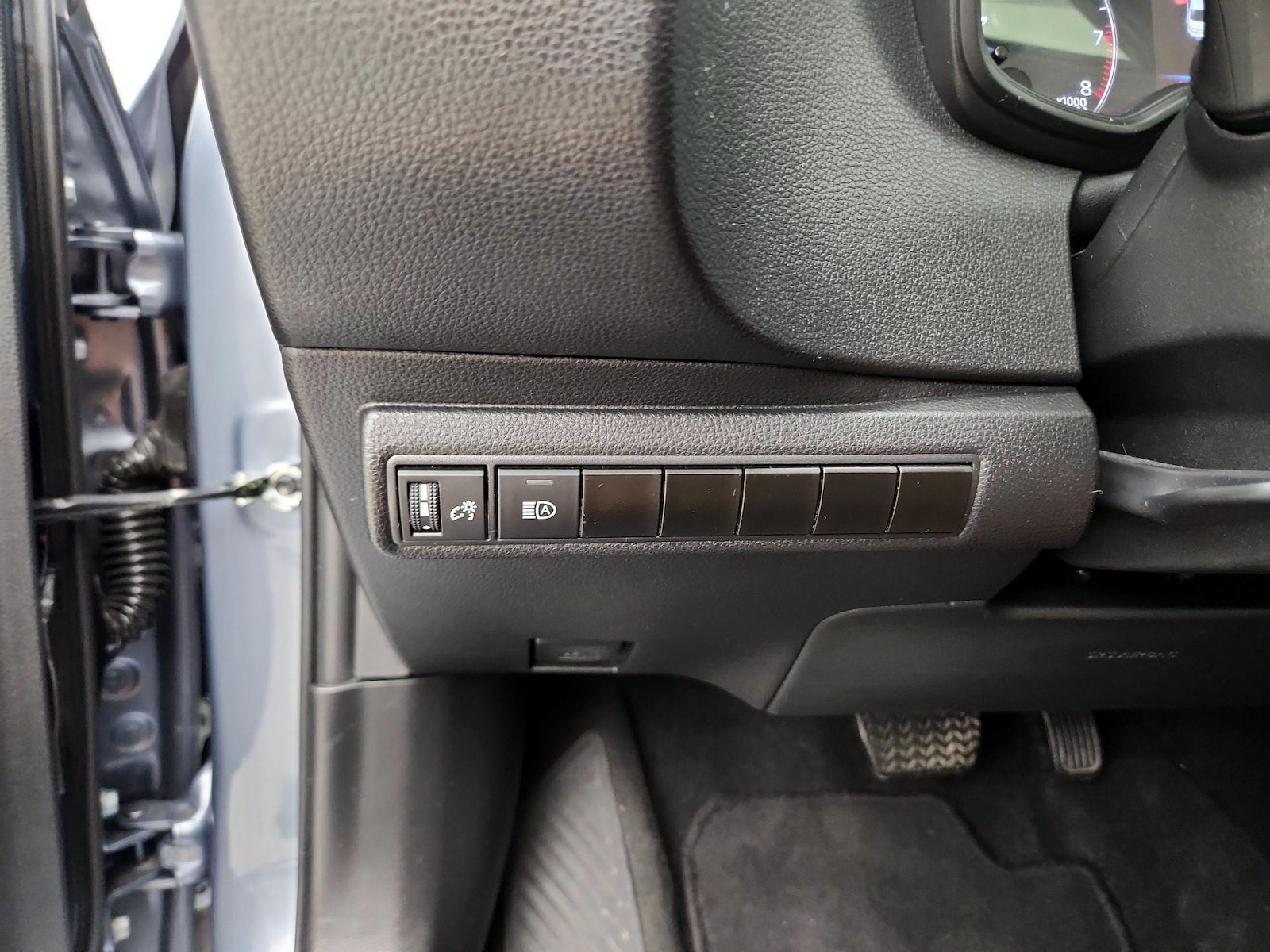 2025 Toyota Corolla LE - Photo 14