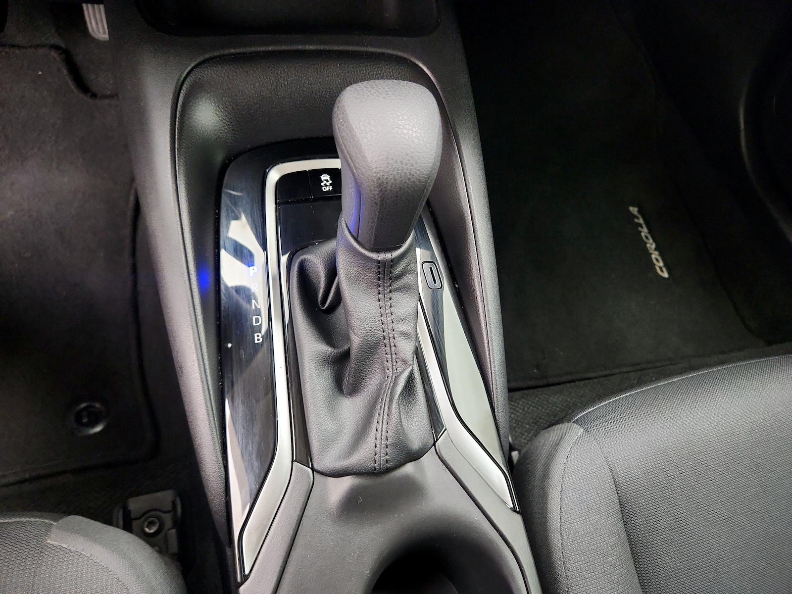2025 Toyota Corolla LE - Photo 18