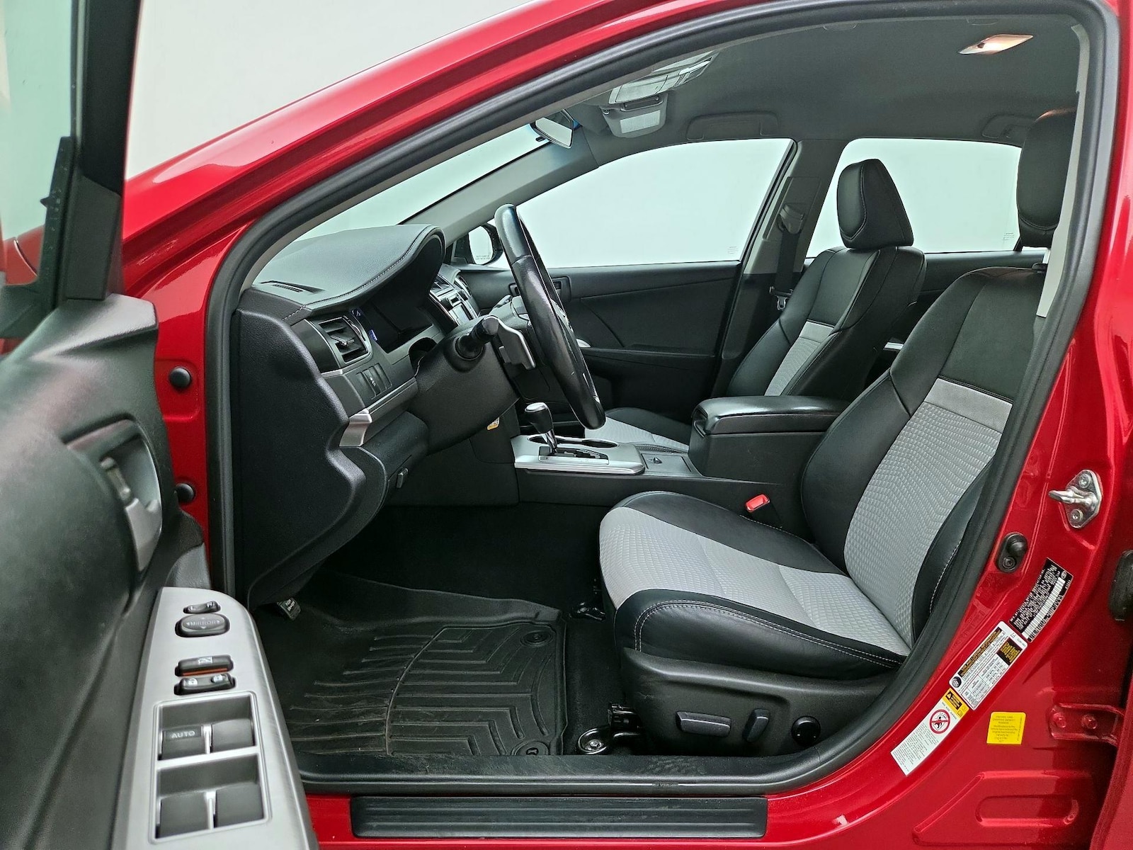 2014 Toyota Camry SE - Photo 12